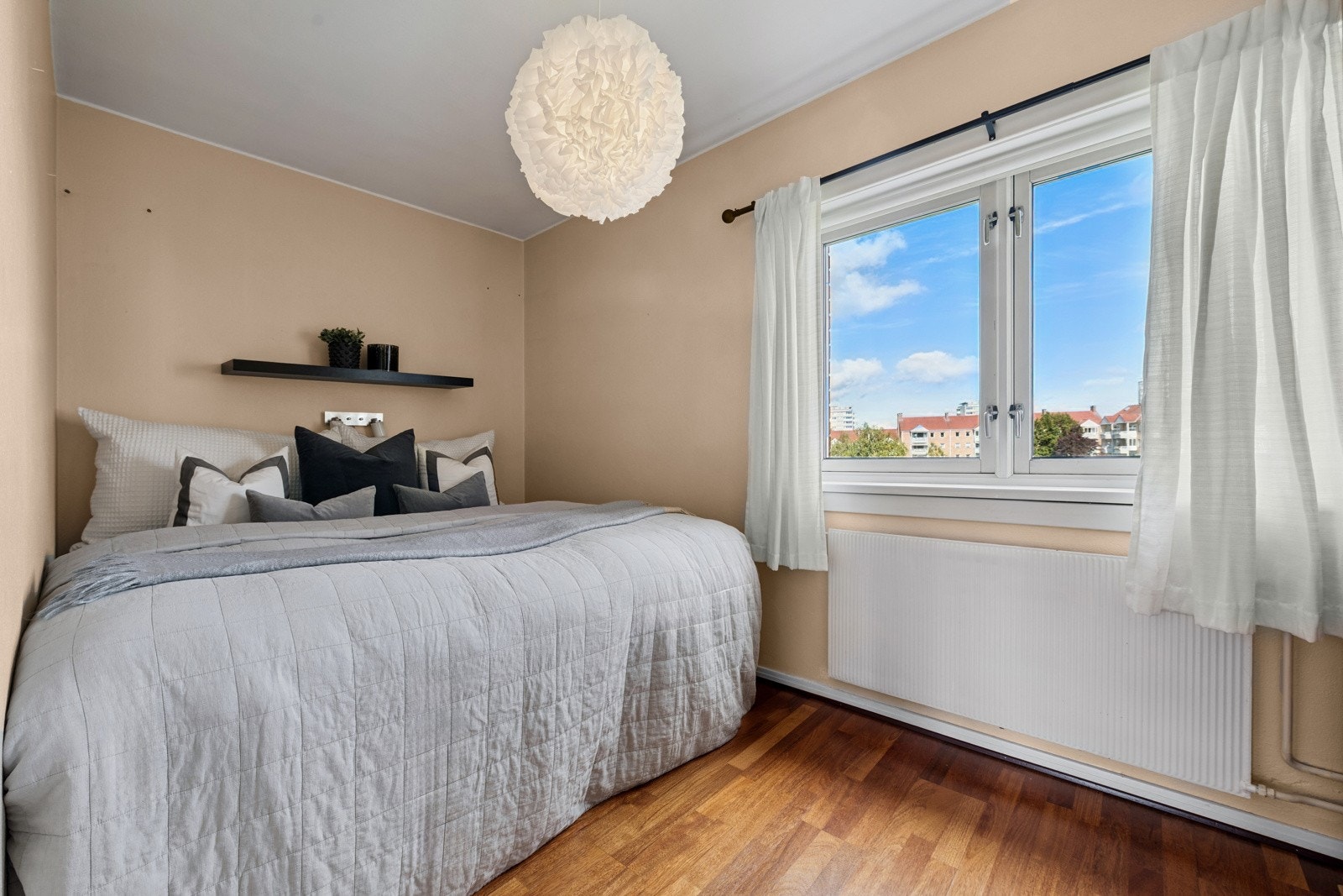 Det er adskomst til begge soverommene fra entreen. Galleribilde