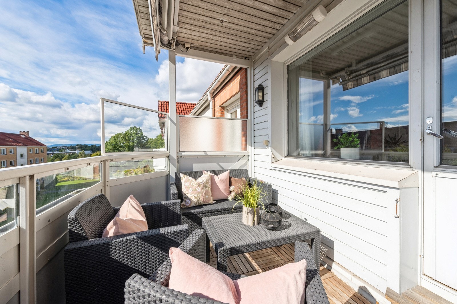 Fin balkong med god plass til utemøbler, grill mm. Galleribilde