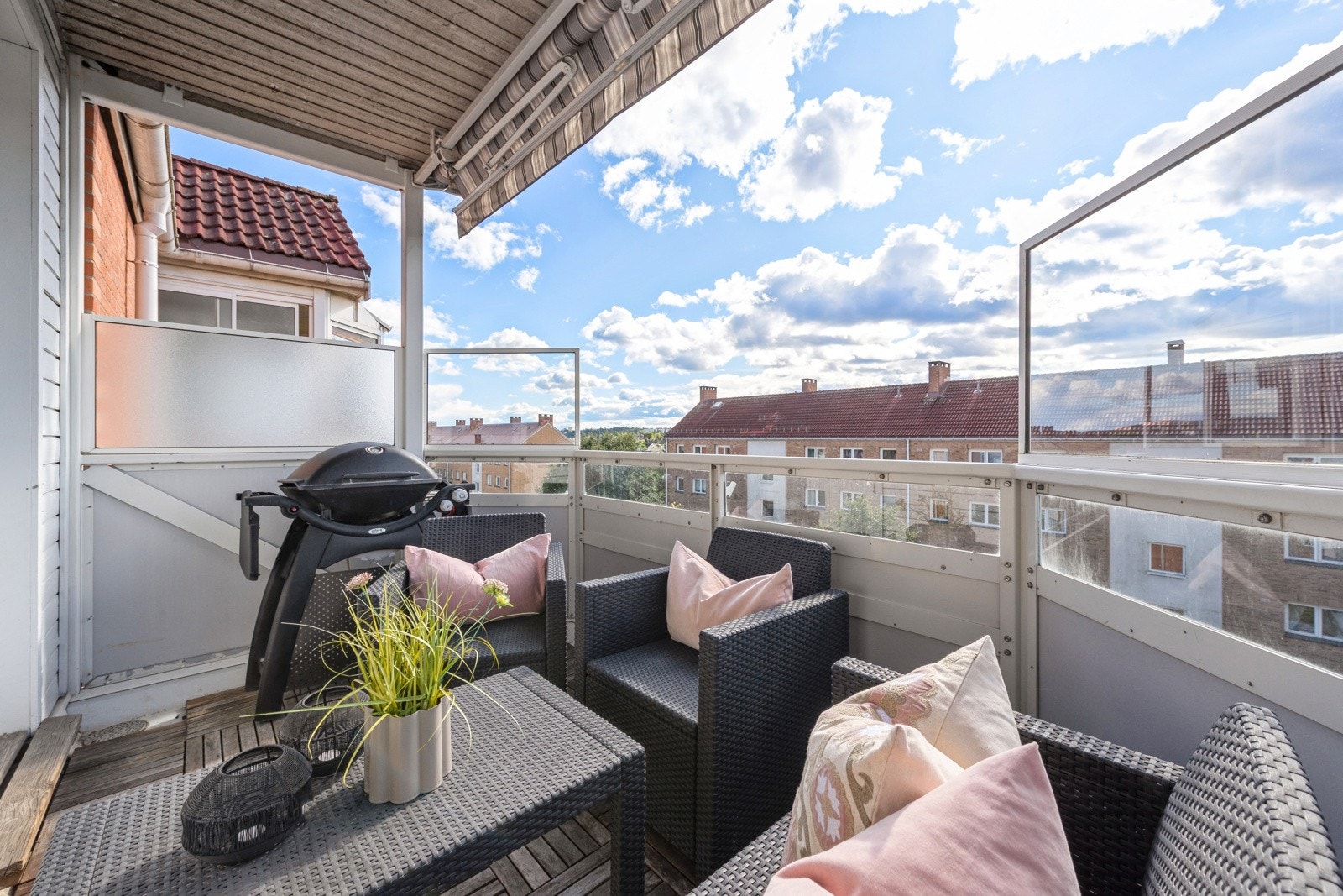 Flott, sydvestvendt balkong med ettermiddags- og kveldssol! Galleribilde