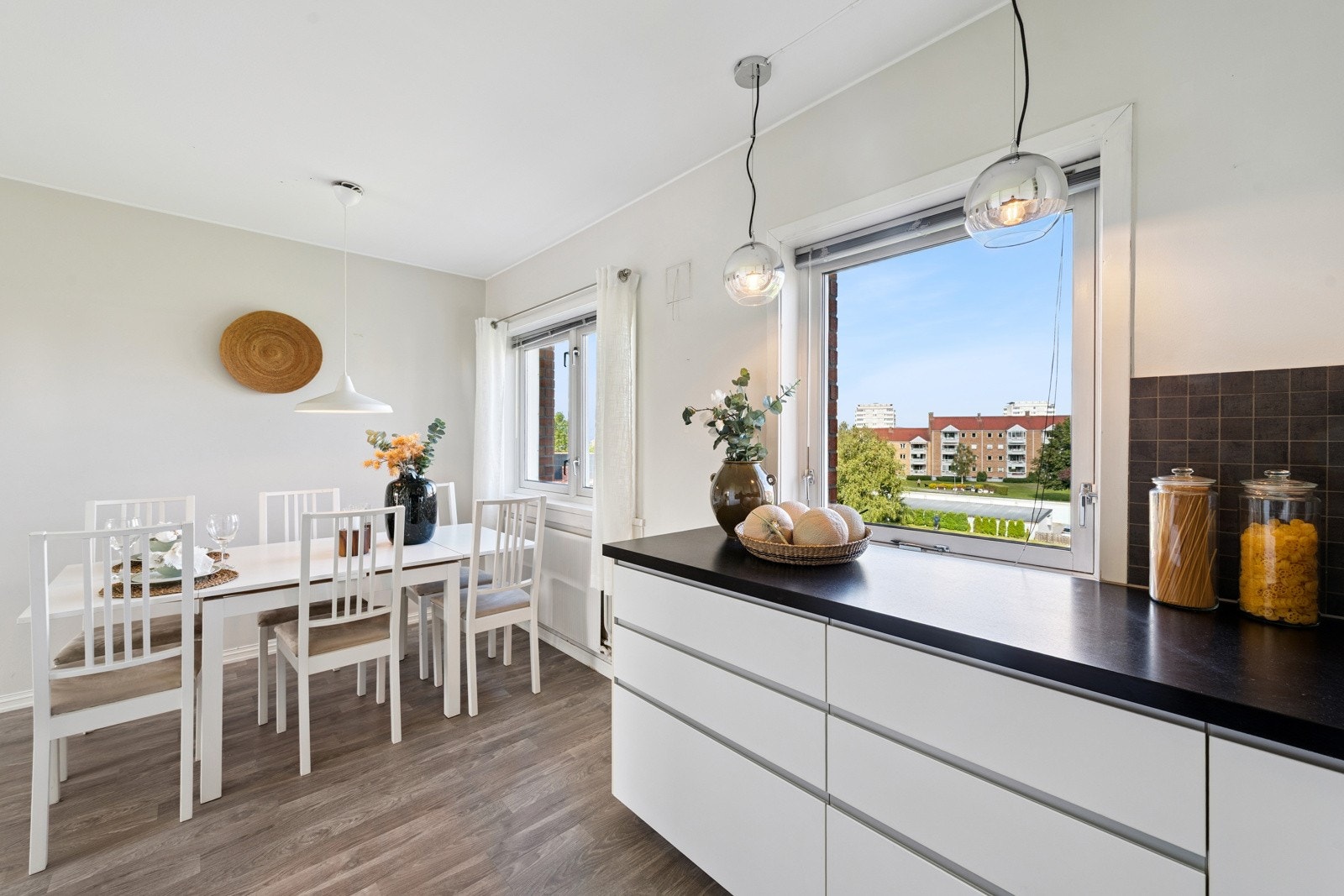 Kjøkken med åpen spisestueløsning. Opprinnelig vegg mellom kjøkken og spisestue er fjernet for en åpen og fin romløsning. Galleribilde