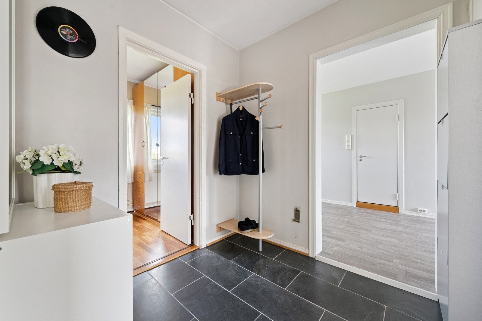 Lys og romslig entre med med god plass til garderobeskap, kommode mm. Galleribilde