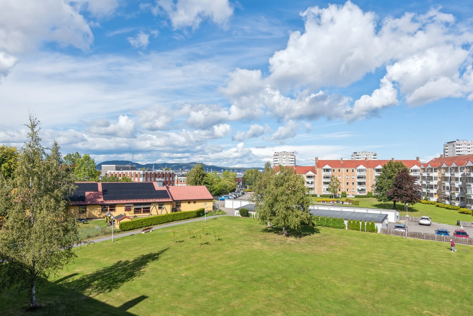 Koelig utsikt fra spisestuevindu og kjøkkenvindu. Galleribilde