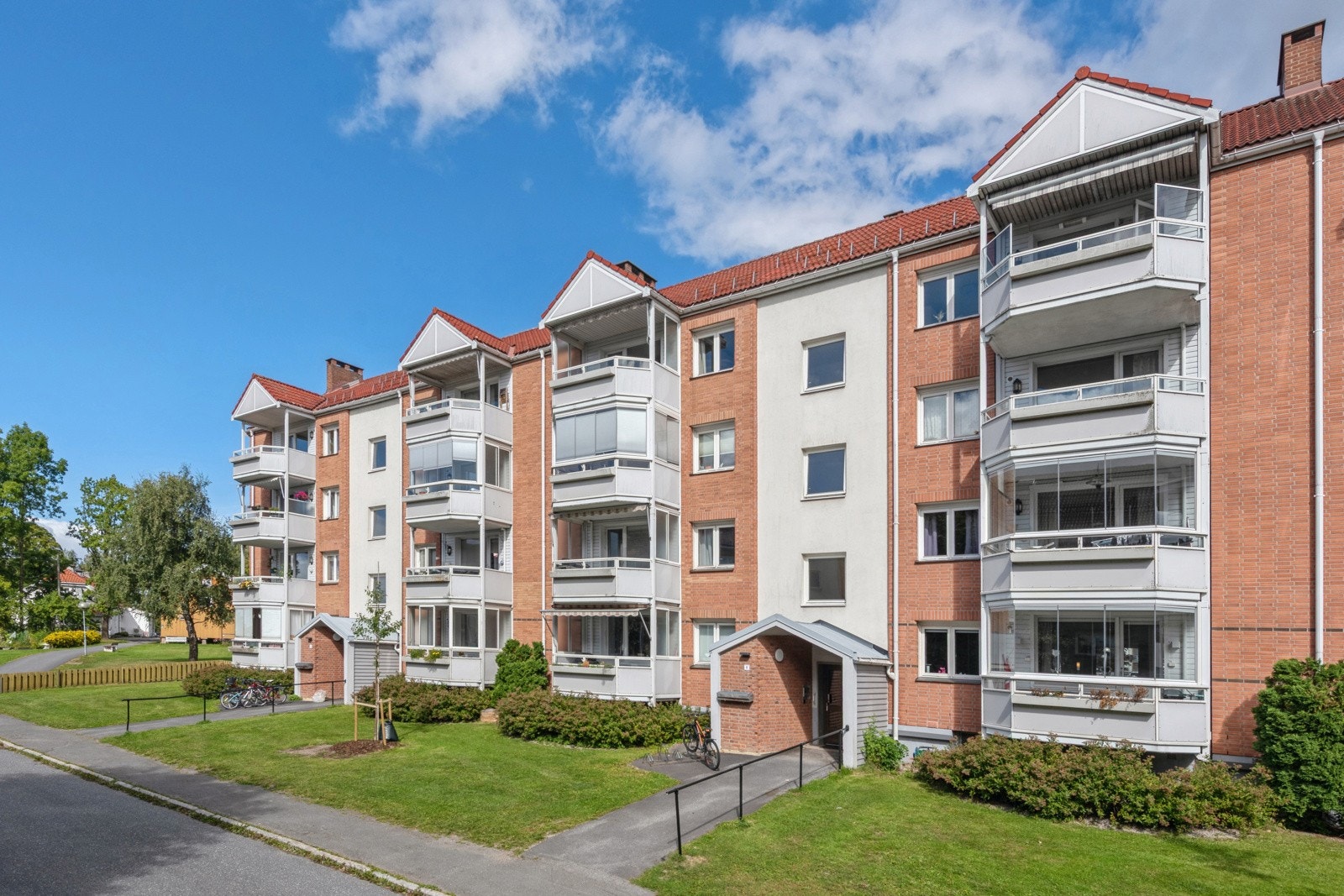 Blokken ligger fint til i rolig gate - blindvei uten gjennomgangstrafikk. Galleribilde