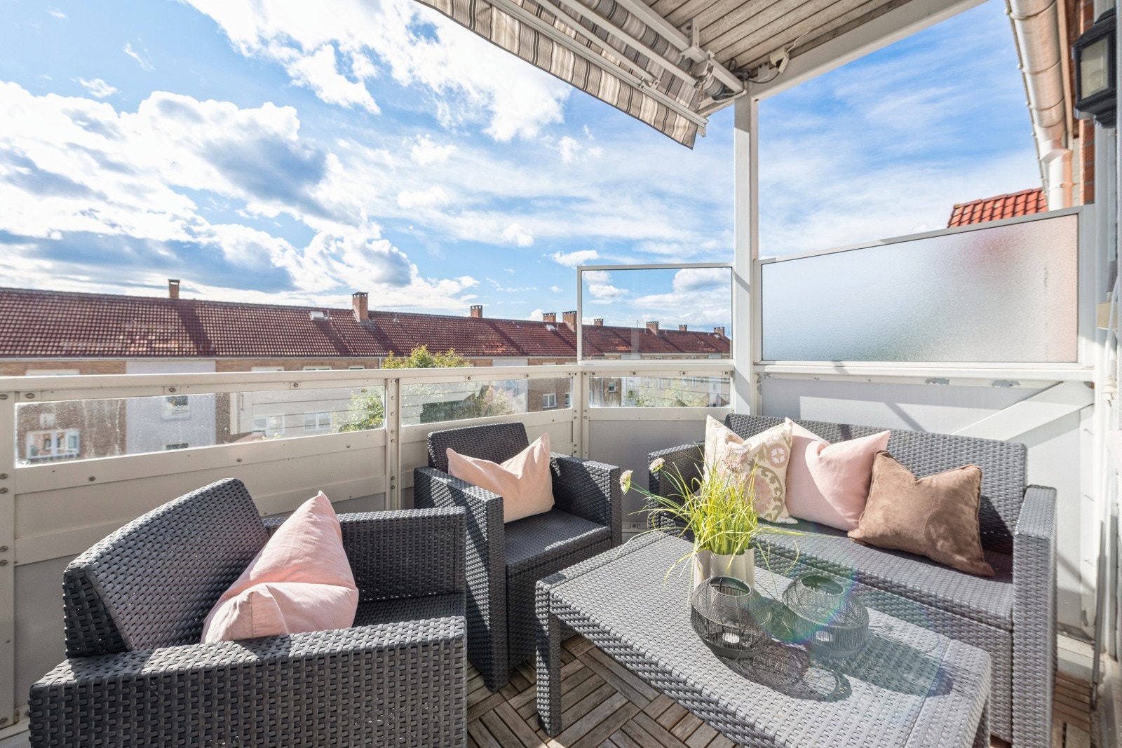 Sydvestvendt solrik balkong med ettermiddag- og kveldssol. Galleribilde