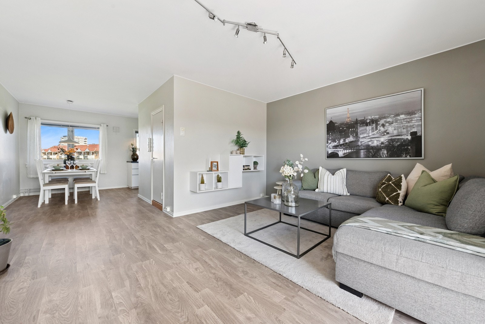 Velkommen til pen toppleilighet i Rugveien 8 - rolig blindvei - garasje medfølger! Galleribilde