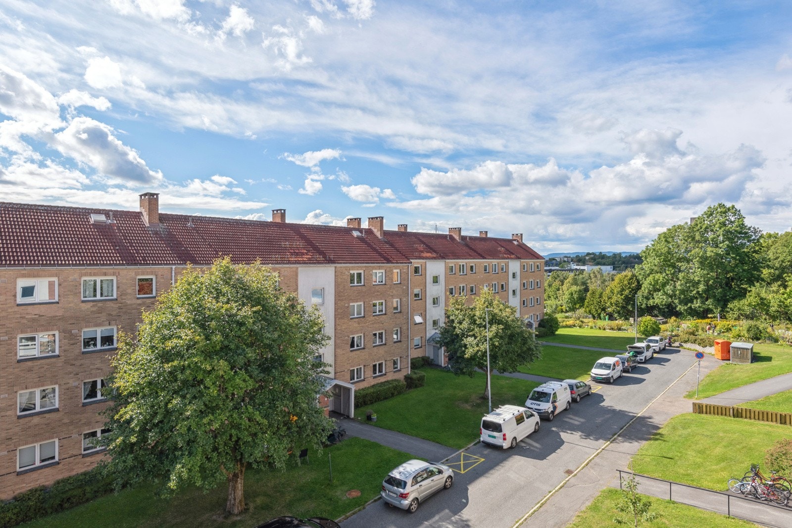 Usjenert balkong med fin utsikt mot nærområdet. Galleribilde