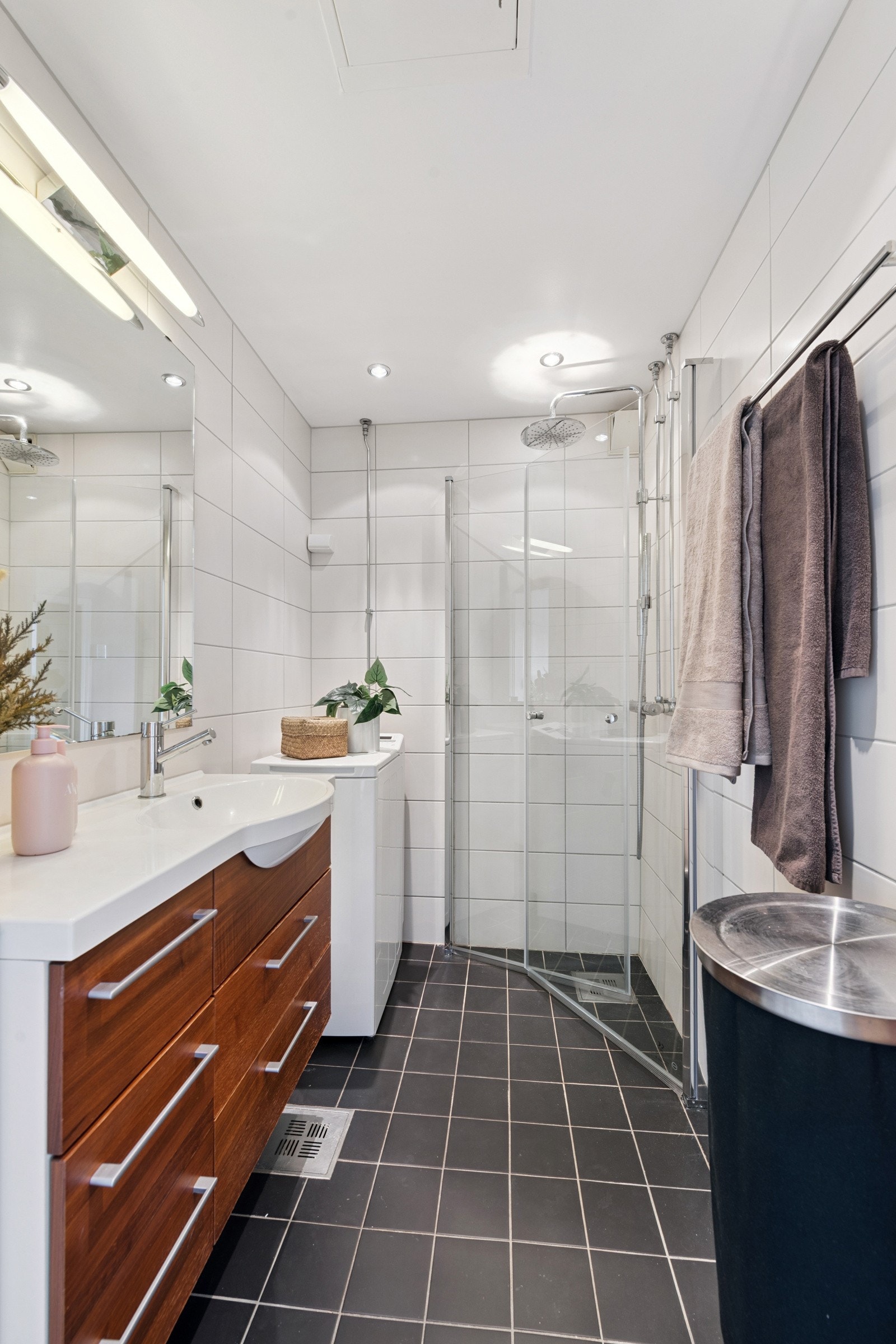 Pent flislagt bad med varmekabler i gulv og opplegg for vaskemaskin. Badet ble rehabilitert i regi av borettslaget i 2009 med nye overflater, membranløsninger, sluk, røropplegg og sanitærutstyr. Galleribilde