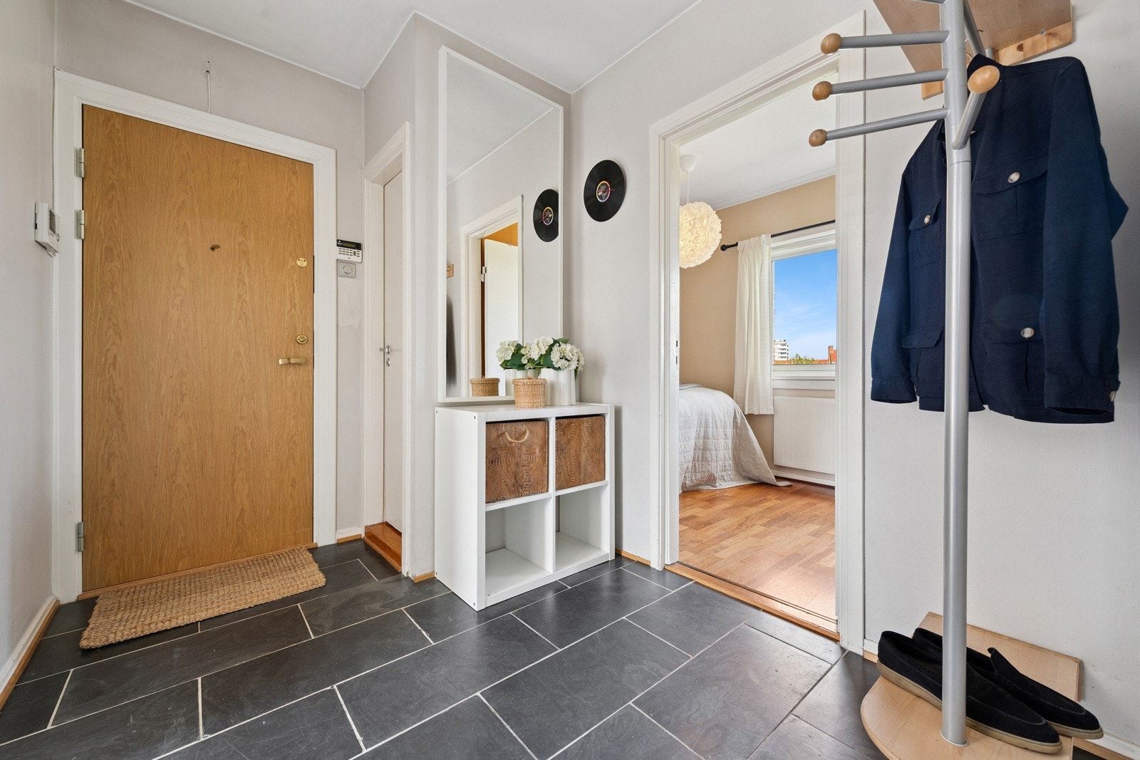Romslig entre med plass til både skap og kommode. Galleribilde