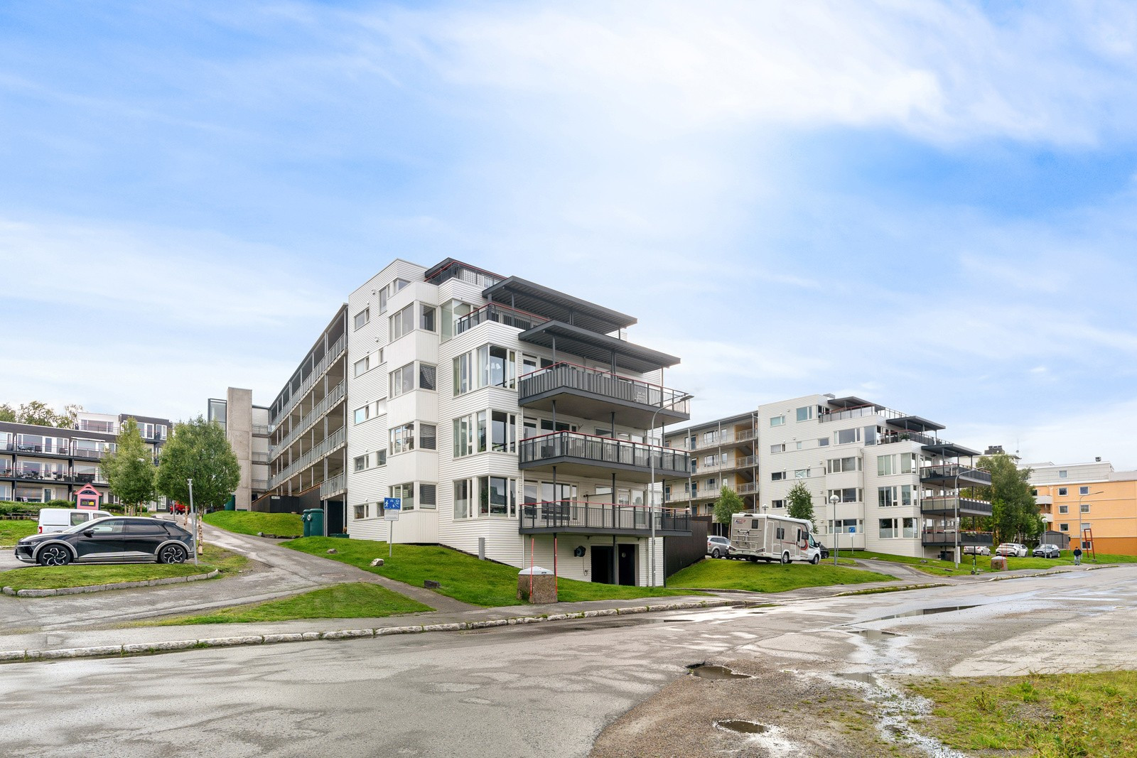 Området byr på særdeles gode turmuligheter som lysløypa, nærhet til Bak-Olsen (skitrekk) og strandliv i Telegrafbukta.