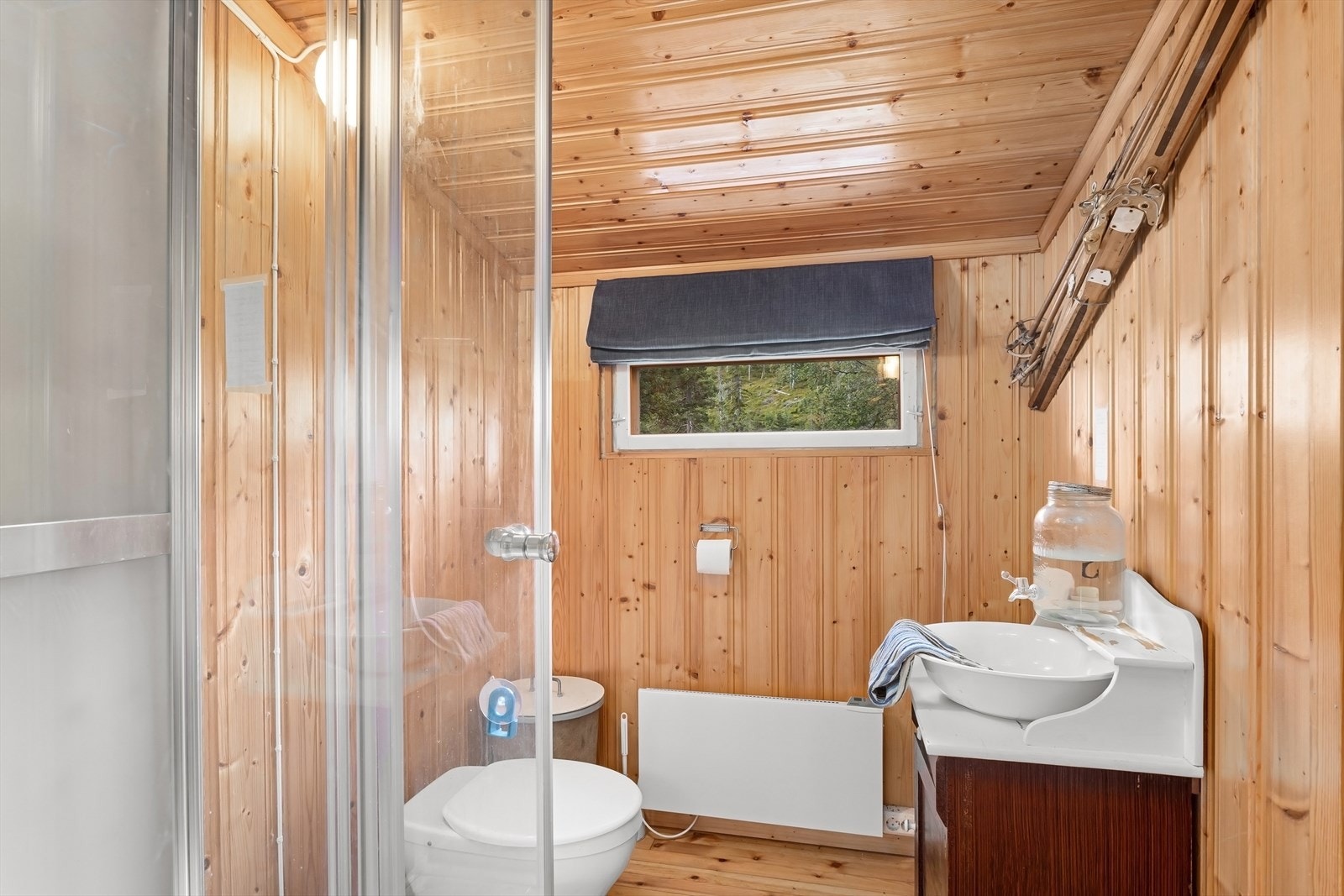 Hyttebad med snurredass og dusjkabinett med pumpe. Galleribilde