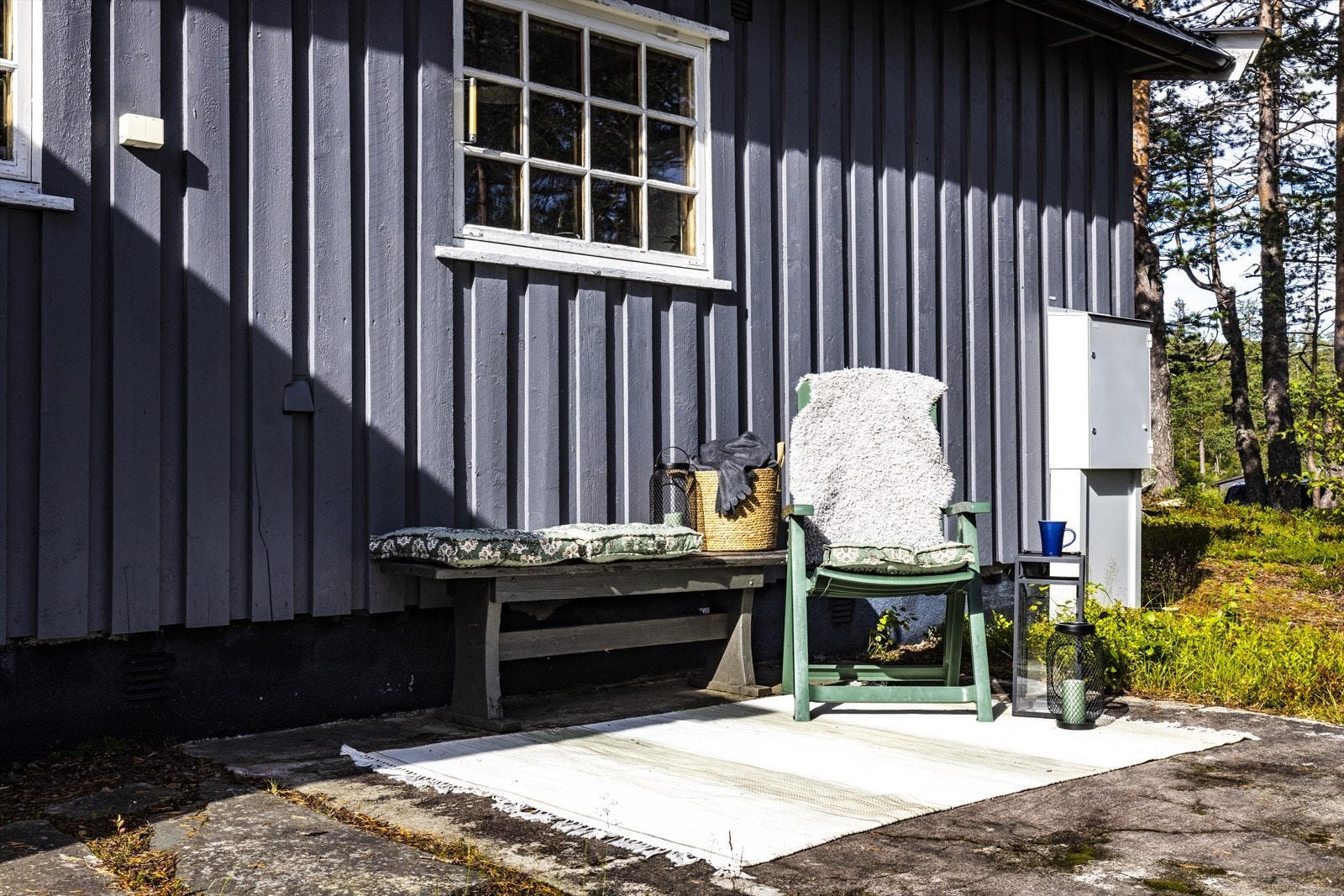 Hyggelig uteplass med morgensol. Galleribilde