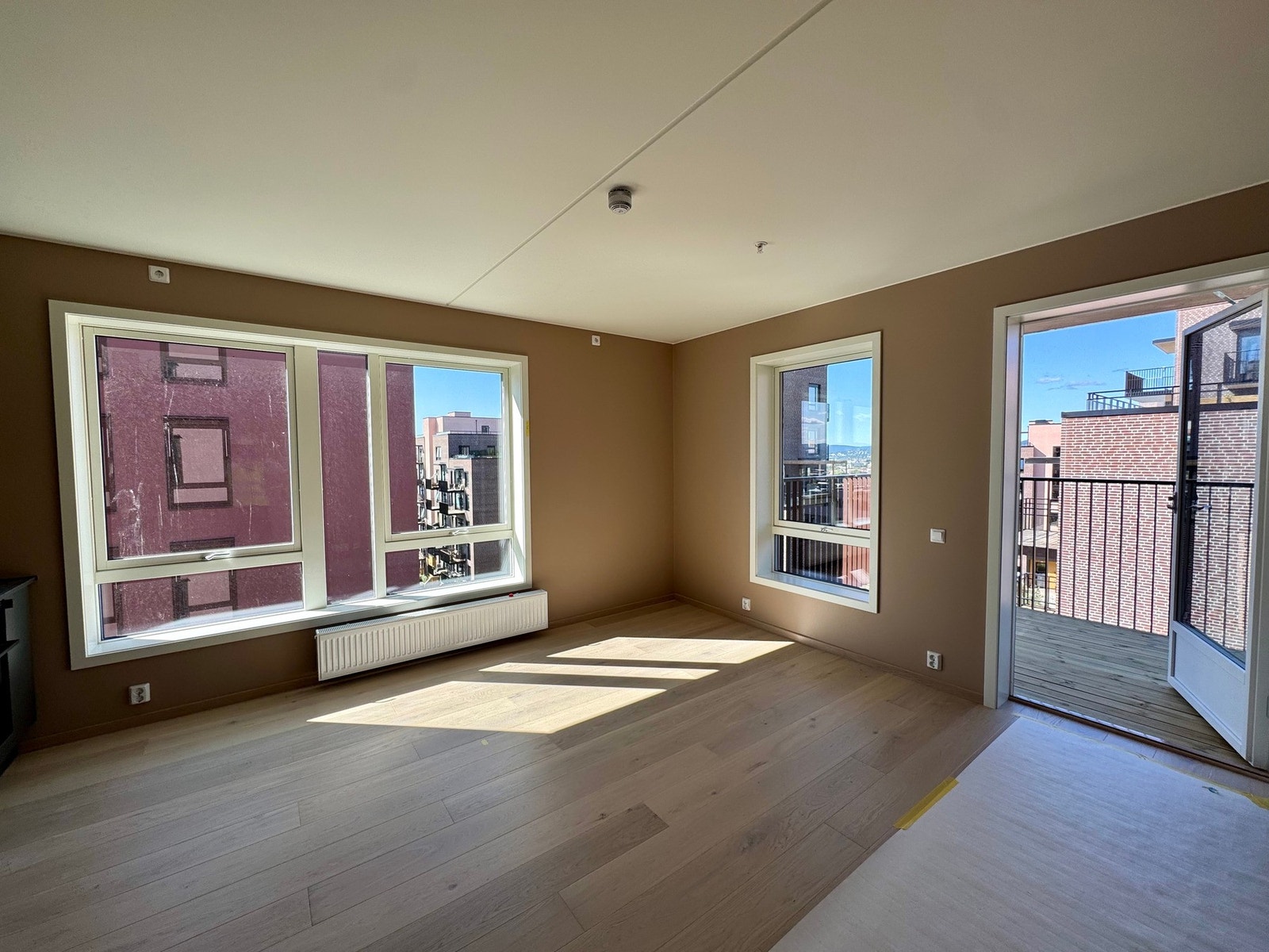 Med sin hjørnebeliggenhet i 6. etasje får man veldig fine lysforhold i leiligheten (blide tatt av selger) Galleribilde