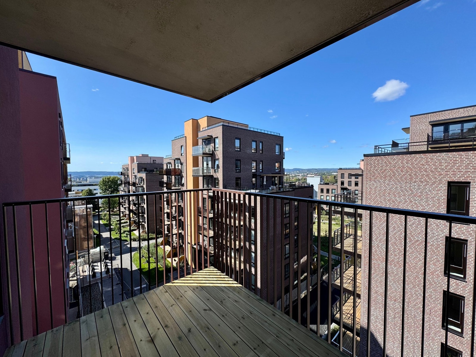 Utsikt fra leiligheten. (bilde tatt av selger). Galleribilde