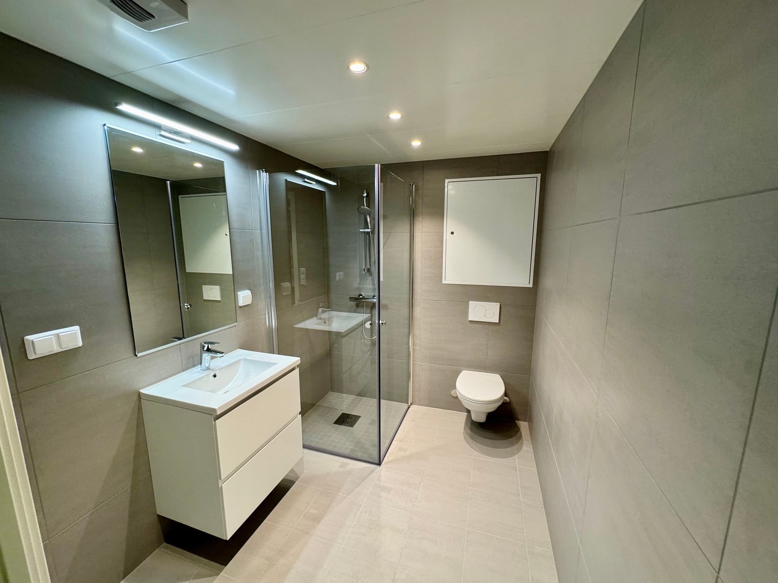 Badet fremstår lyst og tidsriktig. Bilde tatt av selger. Galleribilde