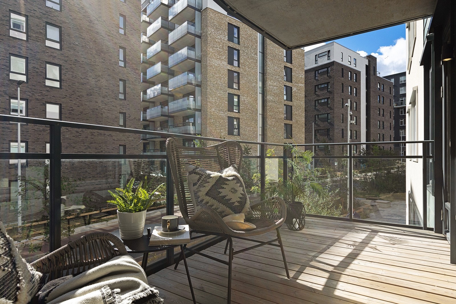 Her har du god plass til en hyggelig sittegruppe med diverse utemøbler, grill og beplantning Galleribilde