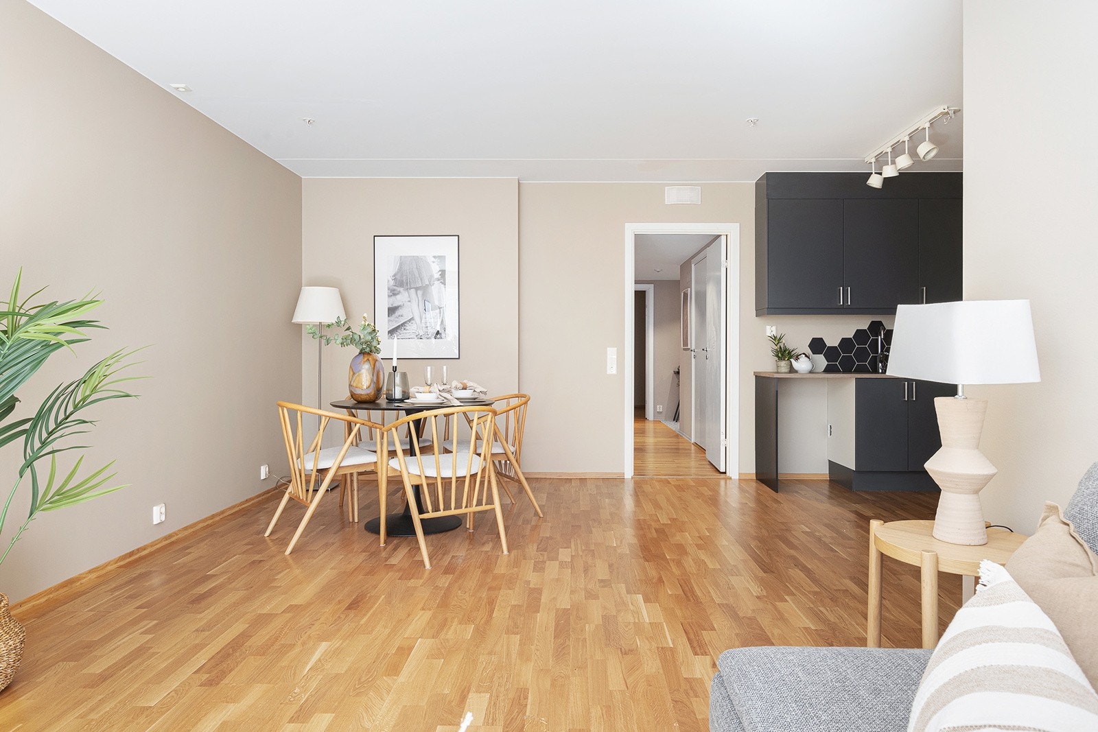 Åpen kjøkkenløsning mot stuen. Galleribilde