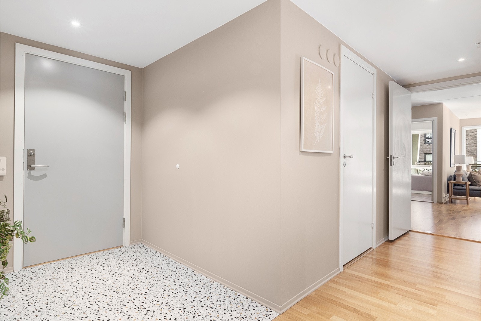 Entreen er utstyrt med dør-calling med åpner og det er digital-TV/internett i leiligheten Galleribilde