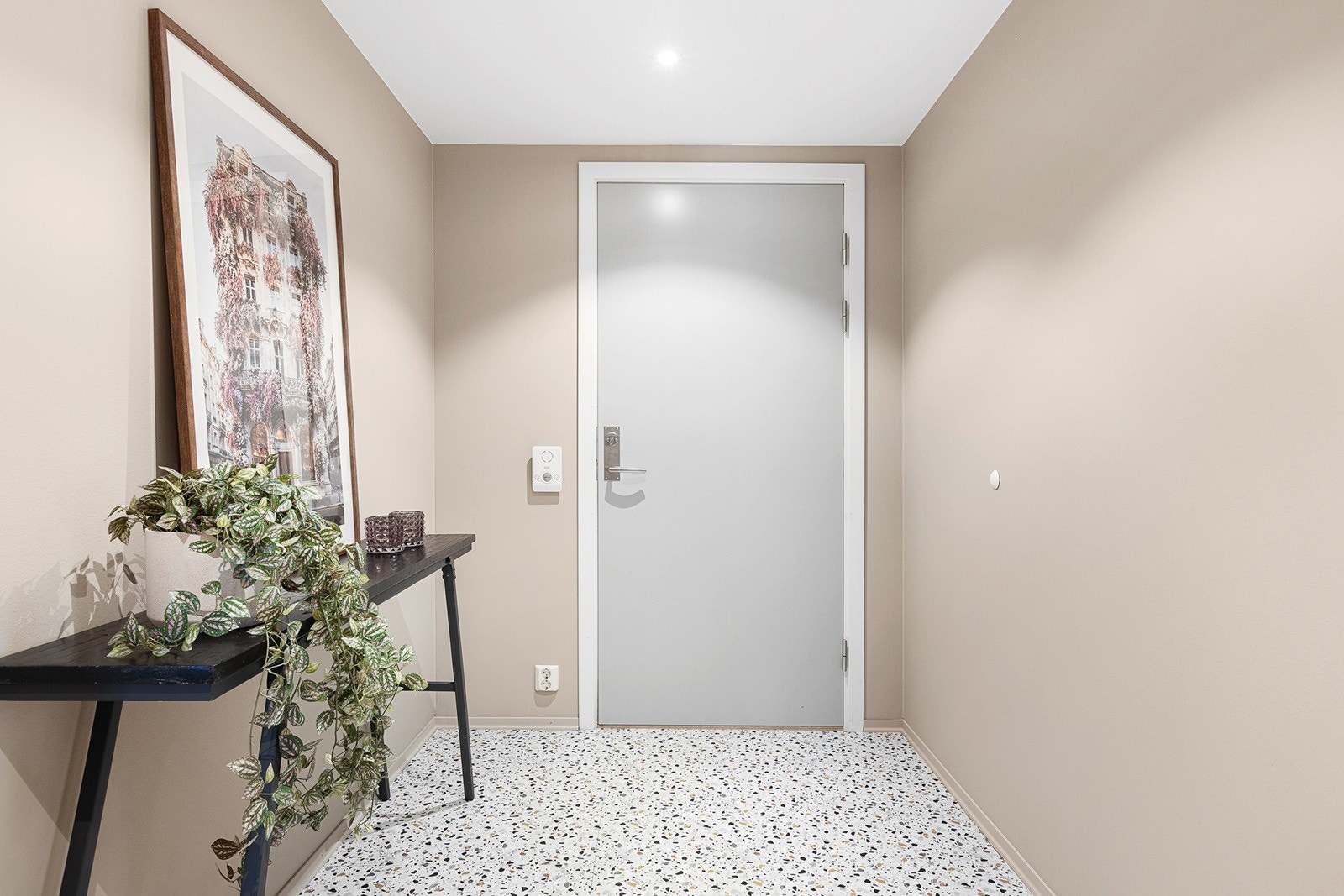 God plass til å henge fra seg yttertøy og sette fra seg sko ved inngangsparti. Galleribilde