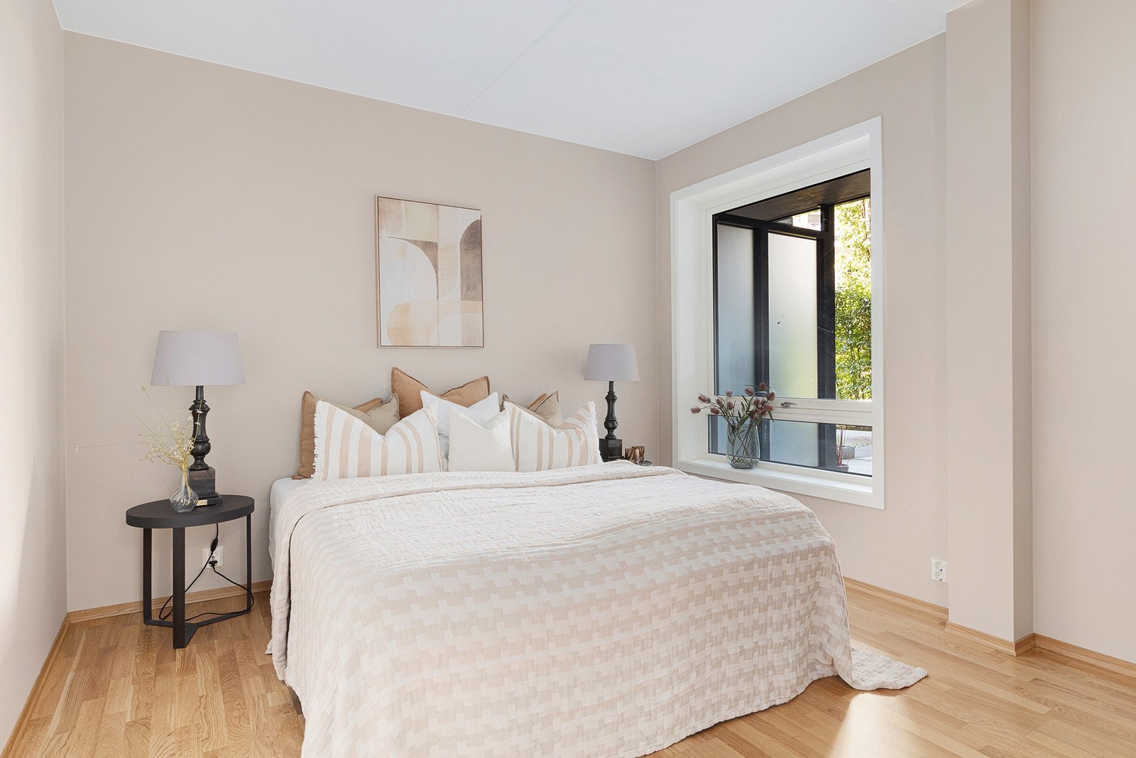 Hovedsoverommet oppleves som romslig med god plass til stor seng, nattbord og annet møblement Galleribilde