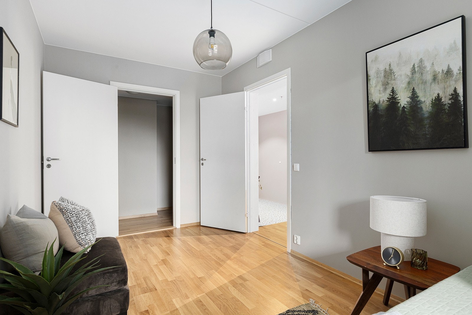 Soverommet er romslig med egen bod tilknyttet soverommet. Galleribilde