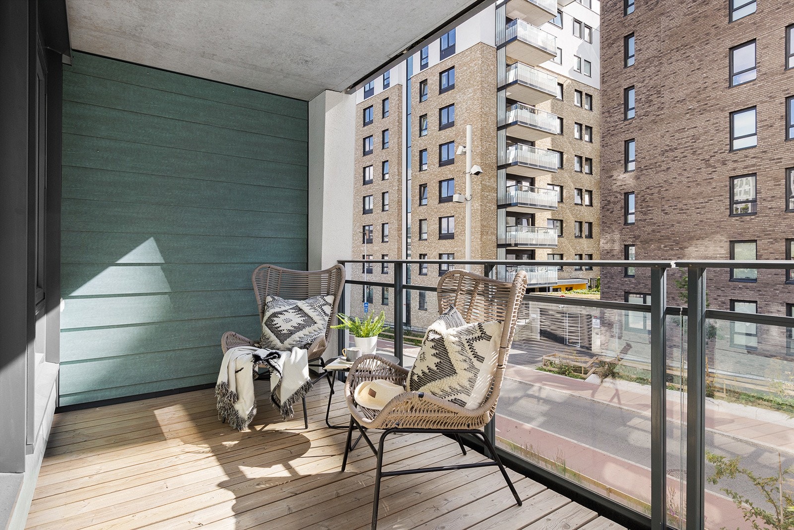 Fra stuen er det utgang til en flott syd-sydvestvendt balkong på ca. 8 kvm Galleribilde