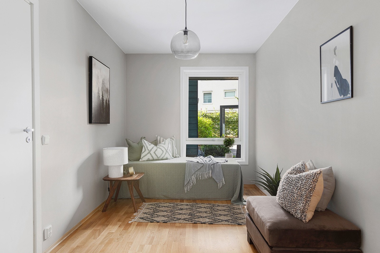 Soverom 2 av god størrelse med plass til stor seng, nattbord og garderobeløsning. Galleribilde