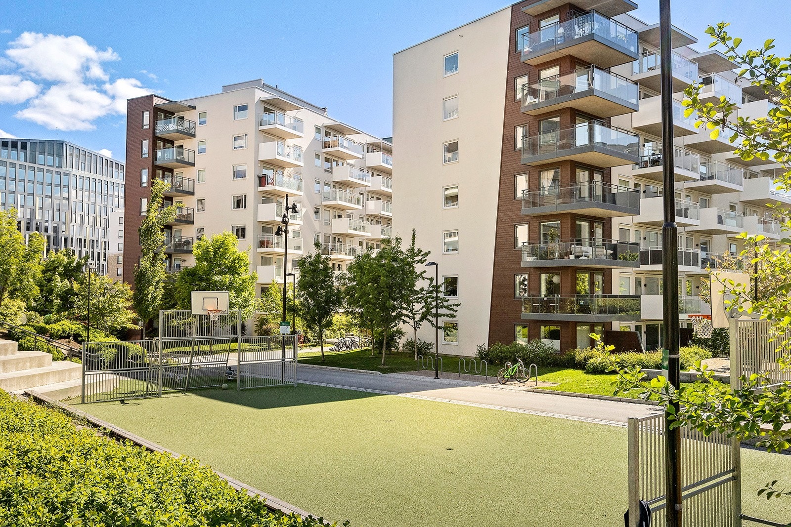 tor og trivelig felles bakgård med lekeområder, åpen gressplen og satt opp grill for beboere. Galleribilde