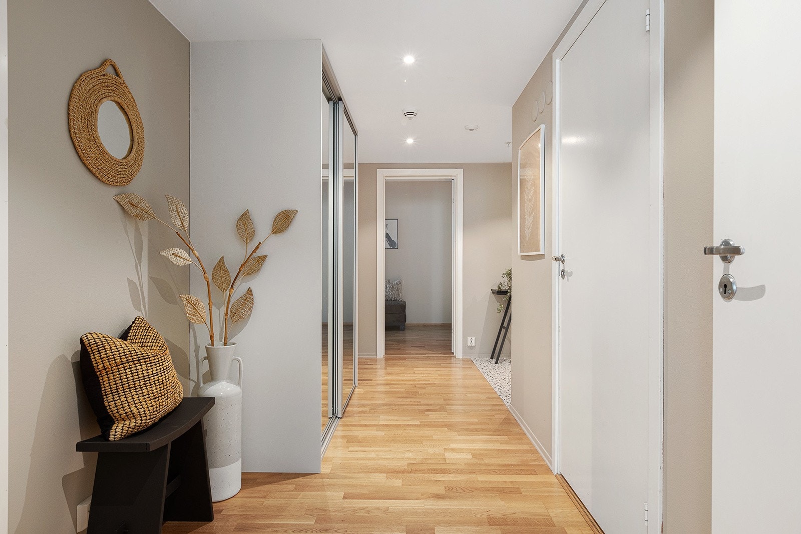 Entreen er lys og innbydende med downlights i himling.Skyvedørsgarderobe med god plass til oppbevaring. Galleribilde