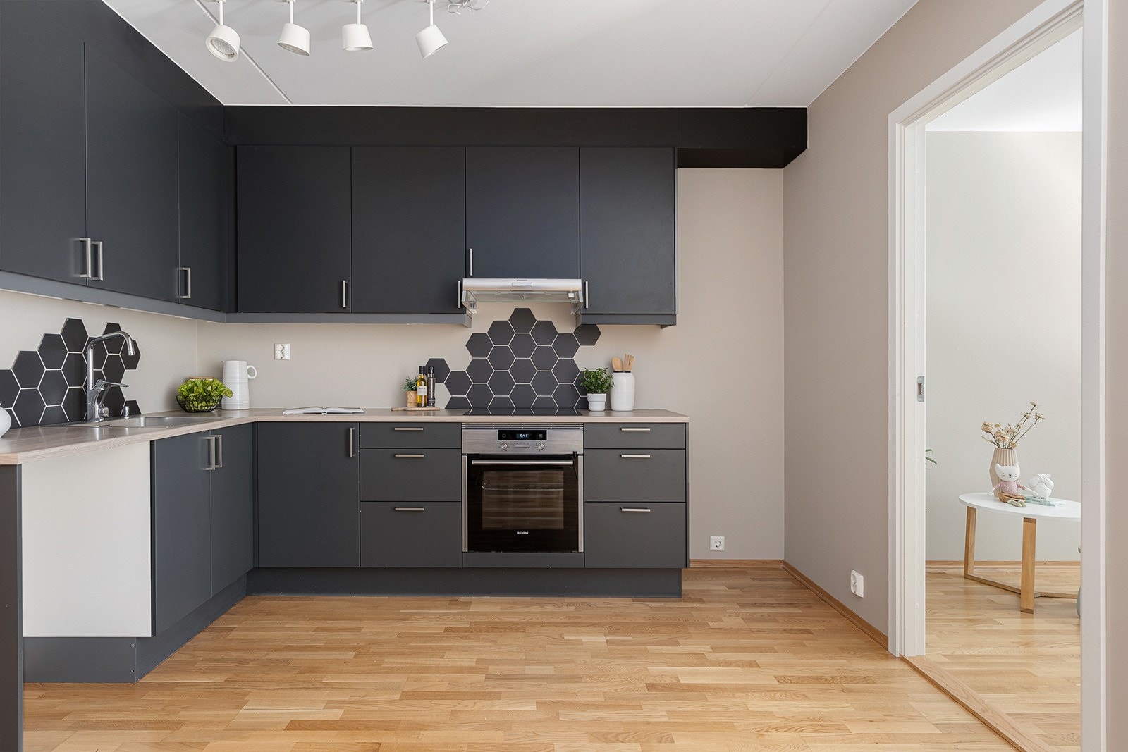 kjøkkeninnredning fra Sigdal bestående av glatte fronter og benkeplate av laminat med enkel stålkum. Galleribilde