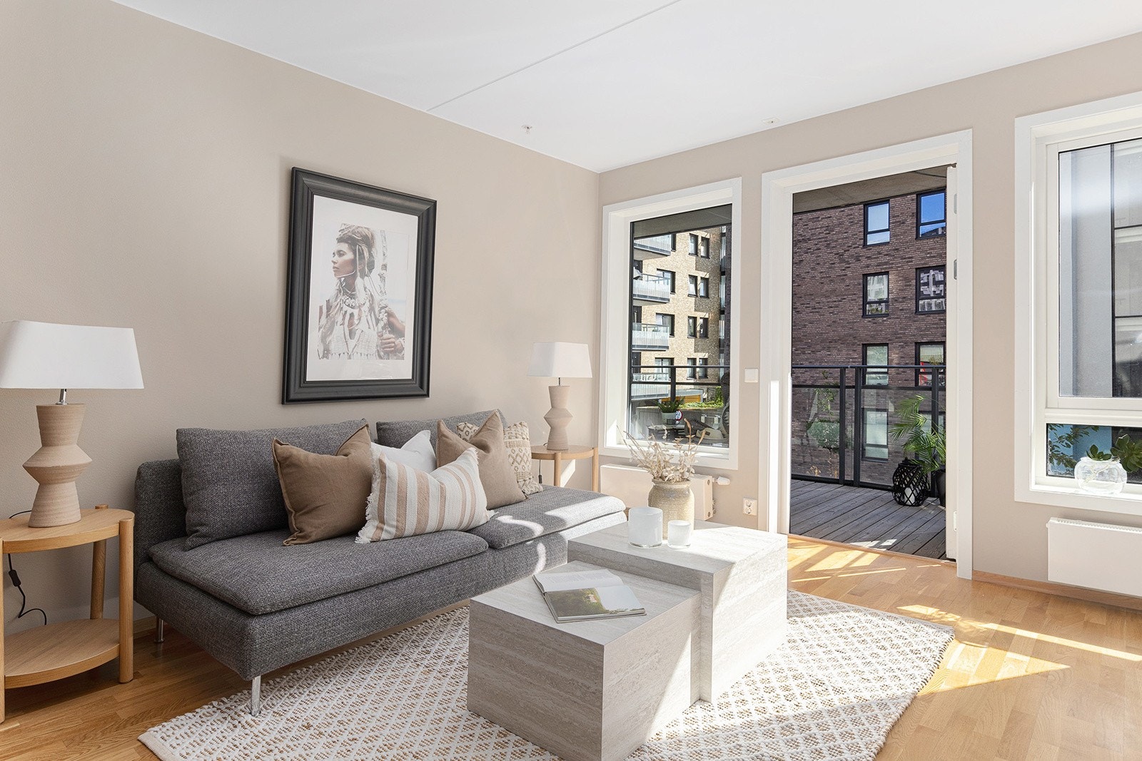 Leiligheten oppleves som lys og luftig med store vindusflater som gir godt med lys inn. Galleribilde