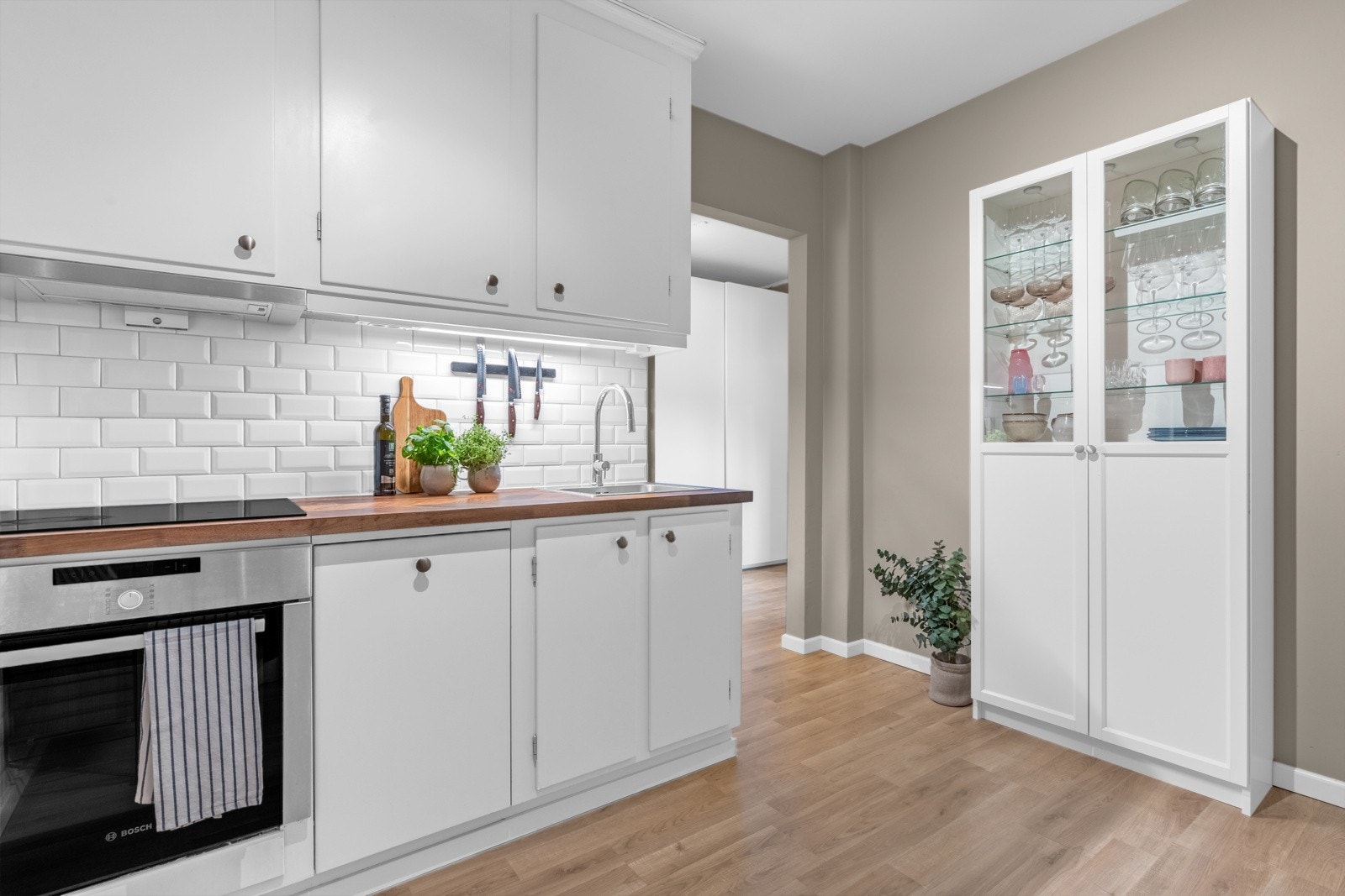 Det er integrert stekeovn, platetopp og oppvaskmaskin, samt frittstående kjøleskap med fryser (2024). Galleribilde