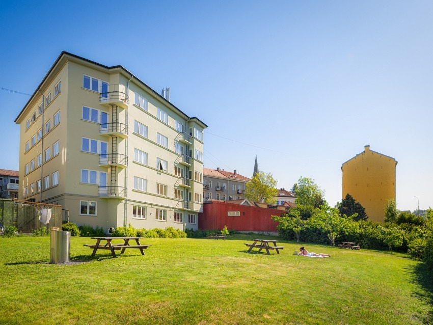 Borettslagets fellesarealer stiller med gressplen, grill og sittebenker. Galleribilde