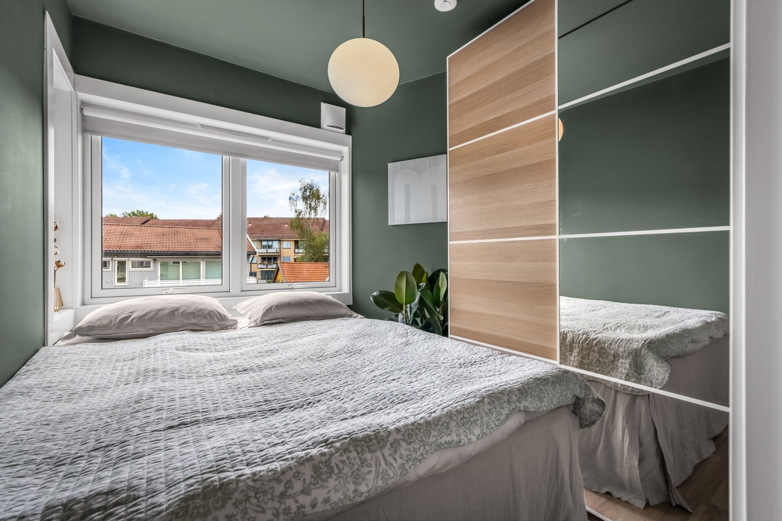 Leiligheten har et luftig og fint soverom med plass til dobbeltseng. Galleribilde