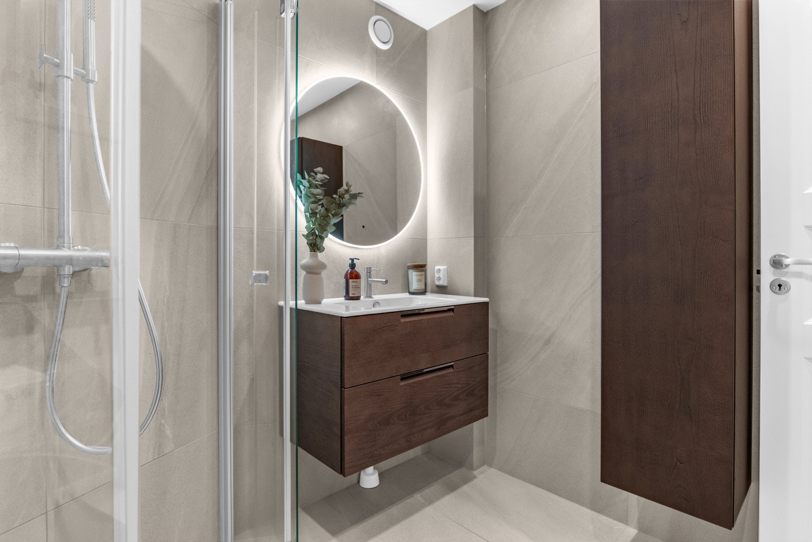 Det er pene fliser på vegger og gulv, og nedsenket himling med downlights. Galleribilde