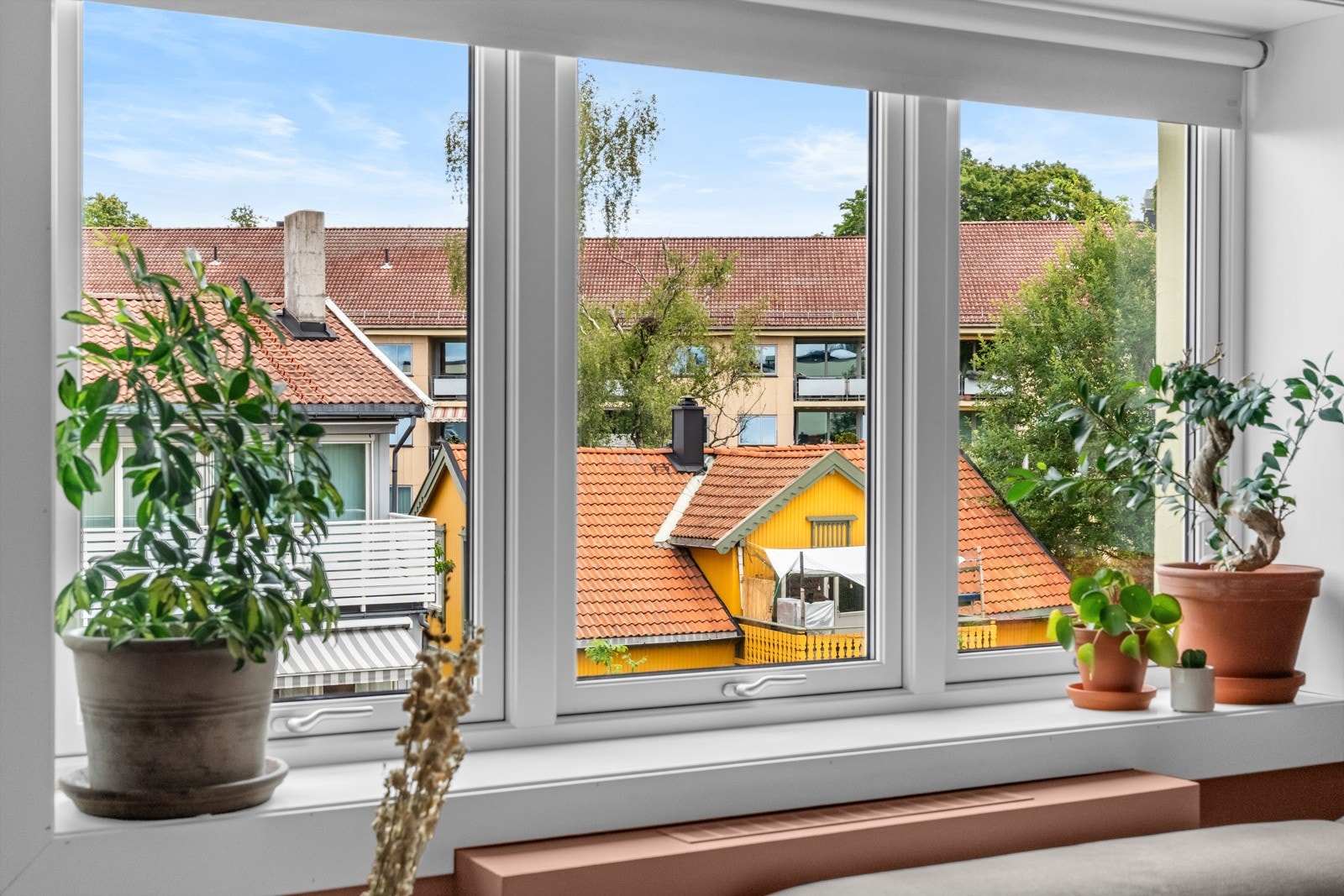 Det er store vindusflater som slipper inn rikelig med lys i boligen. Dette kombinert med den praktiske planløsningen gir en god atmosfære. Galleribilde