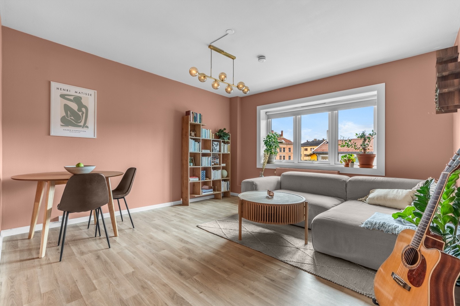 Velkommen til Enebakkveien 25D, presentert av Schala & Partners ved Mats Ergo, tlf. 915 66 081. Galleribilde