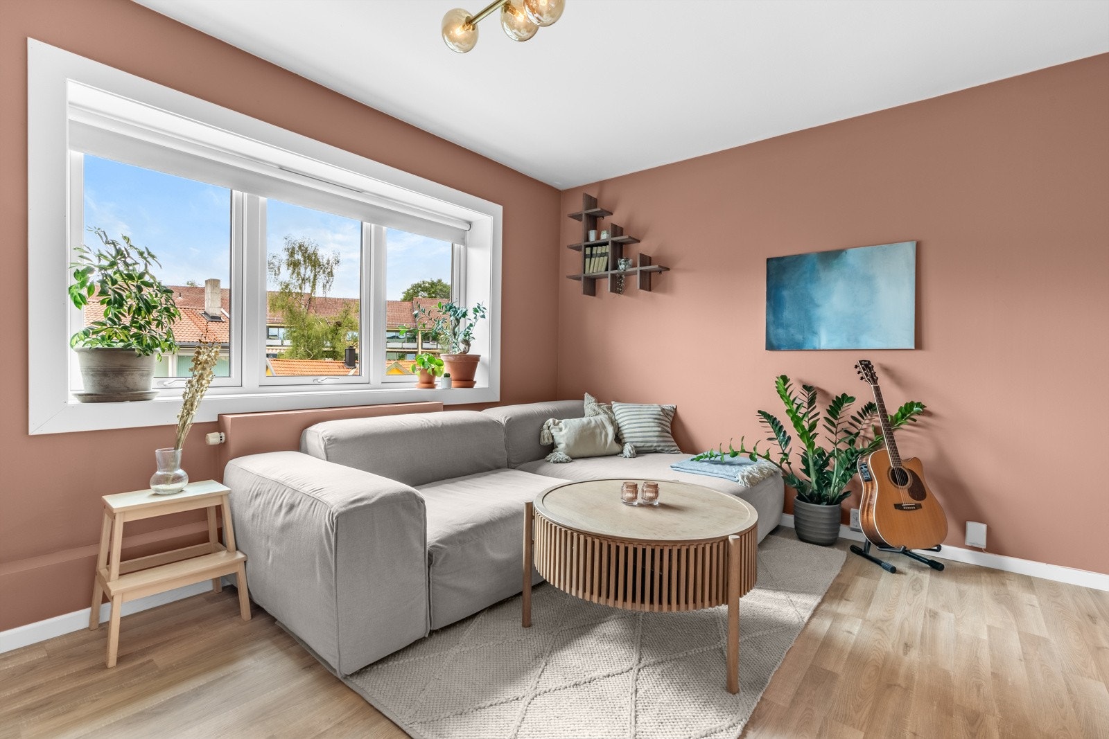 Dette er en velholdt og attraktiv leilighet beliggende i 4.etasje. Galleribilde