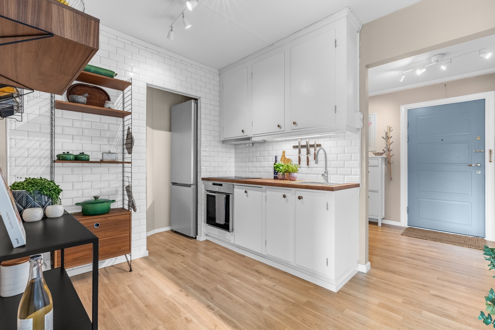 Leiligheten har et pent kjøkken spesialbygd av møbelsnekker Bache-Wiig & Reitan i 2010. Galleribilde