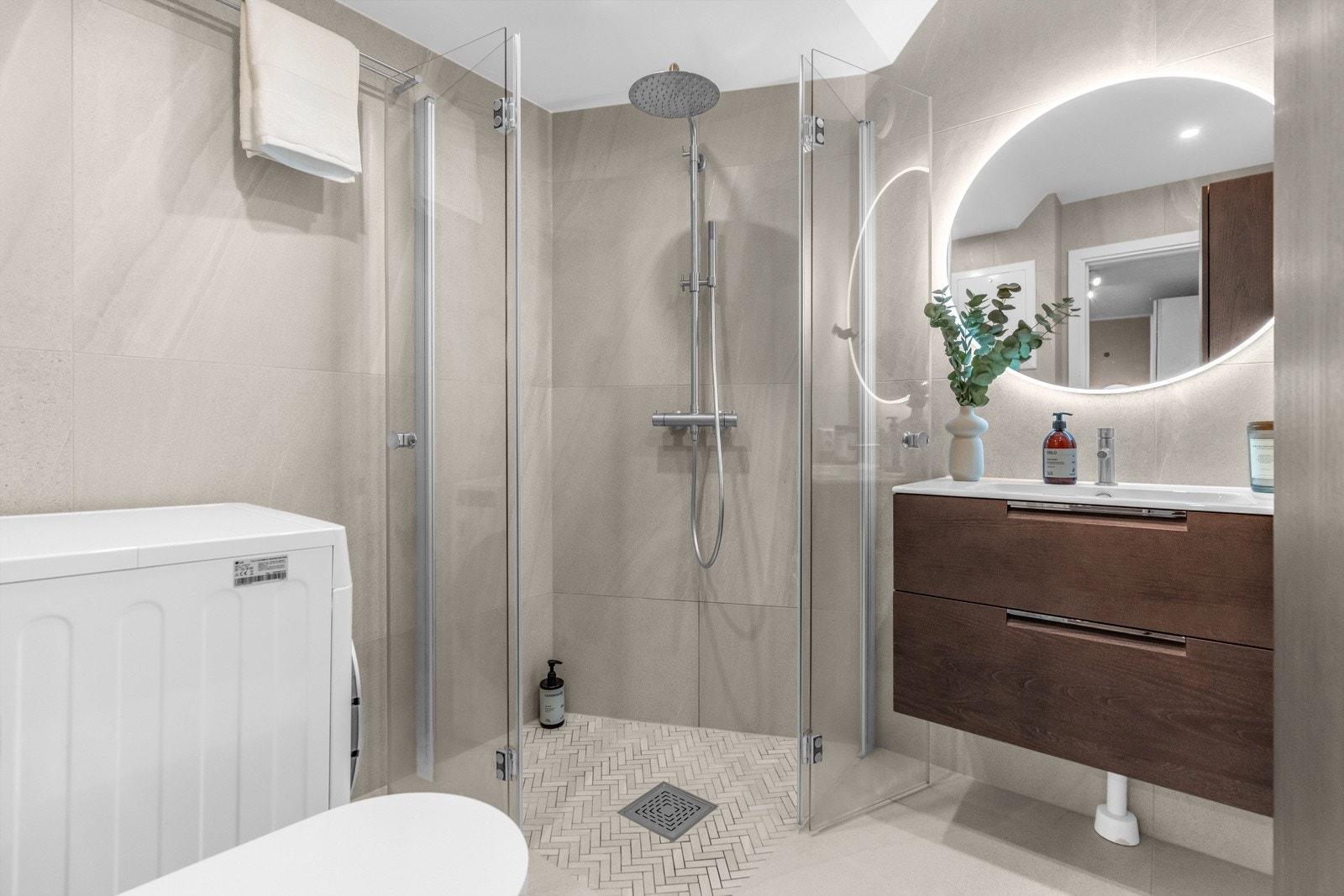 Leiligheten har et delikat baderom med gulvvarme fra 2024. Galleribilde