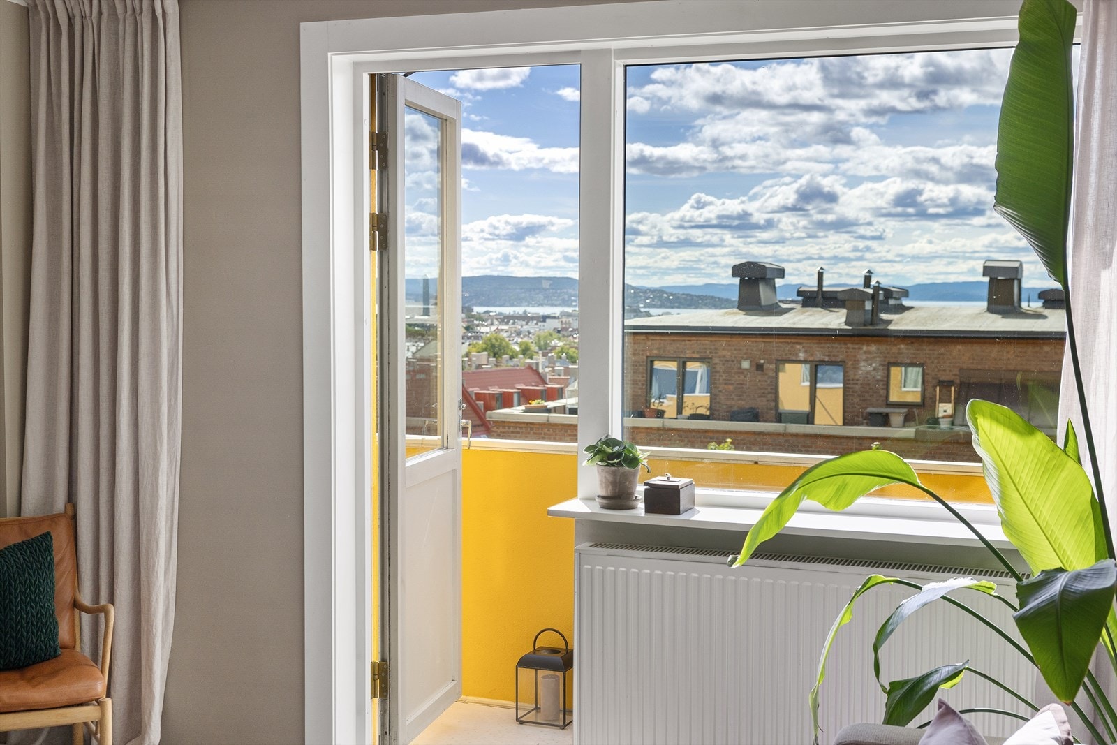 Fra stuen er det utgang til en sørvestvendt balkong på ca. 8 kvm. Galleribilde