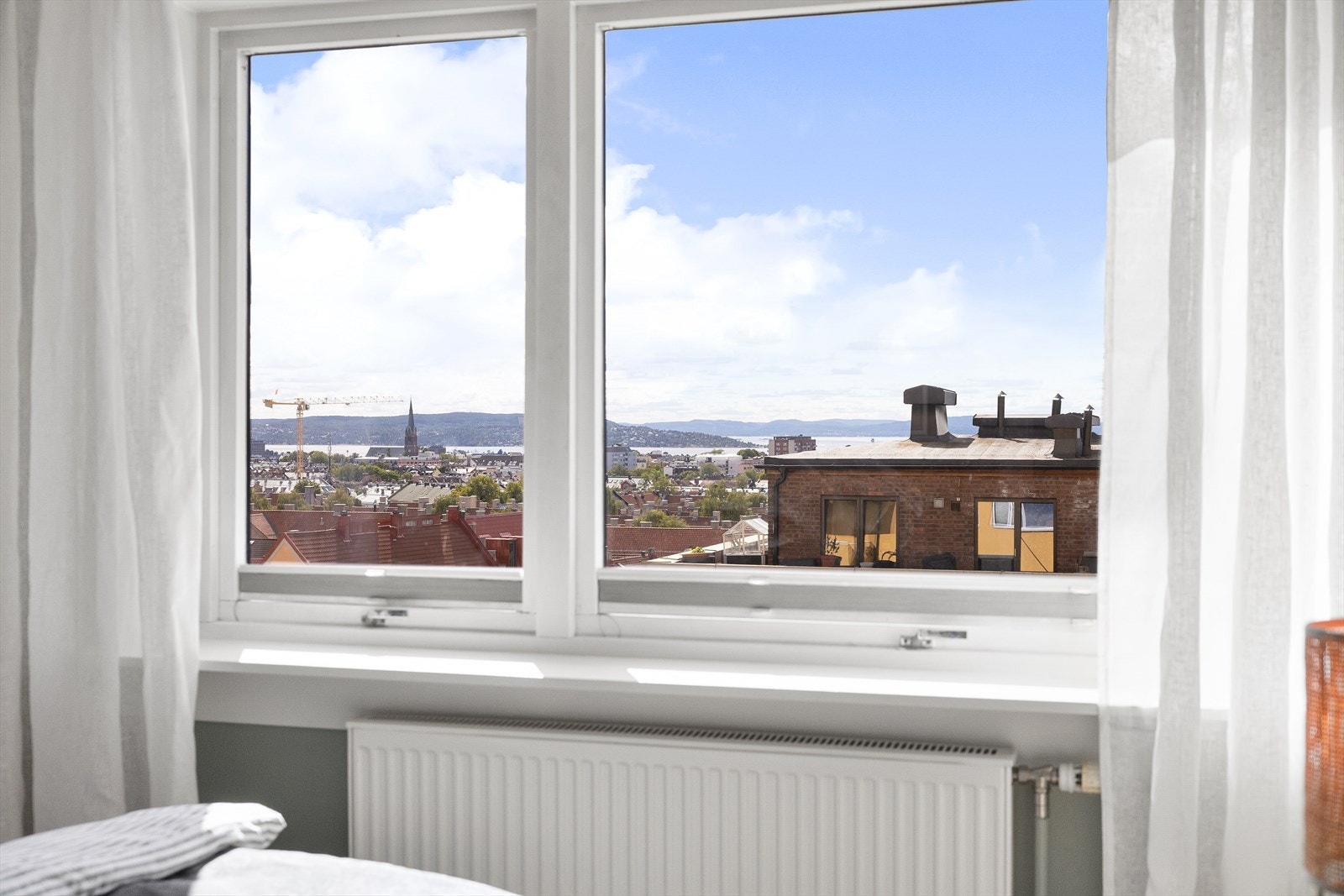 Her kan du nyte en rolig og usjenert utsikt, som gir rommet en behagelig og fredelig atmosfære. Galleribilde