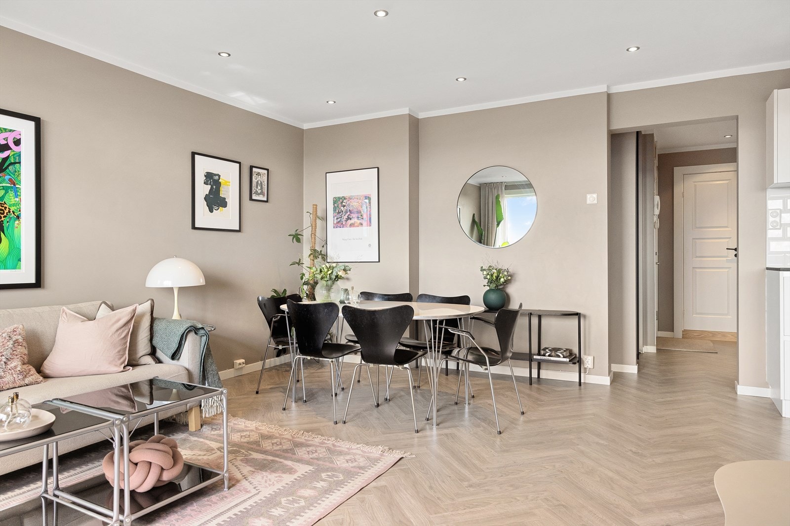 Rommet har også plass til et romslig spisebord, perfekt for hyggelige middager med familie og venner. Galleribilde