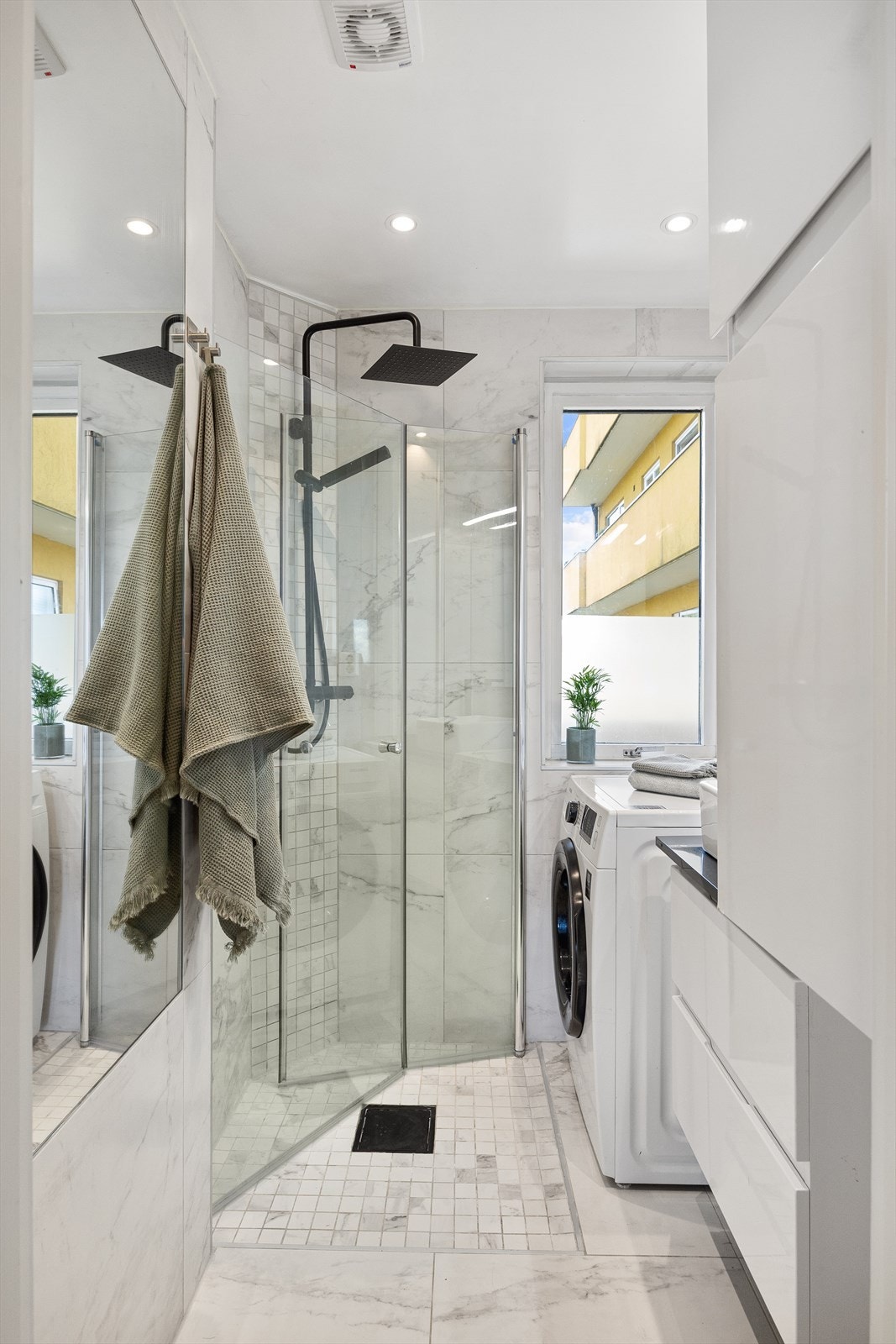 Badet ble oppgradert i 2019 og fremstår moderne og funksjonelt. Rommet er utstyrt med gulvvarme og mekanisk avtrekk. Galleribilde