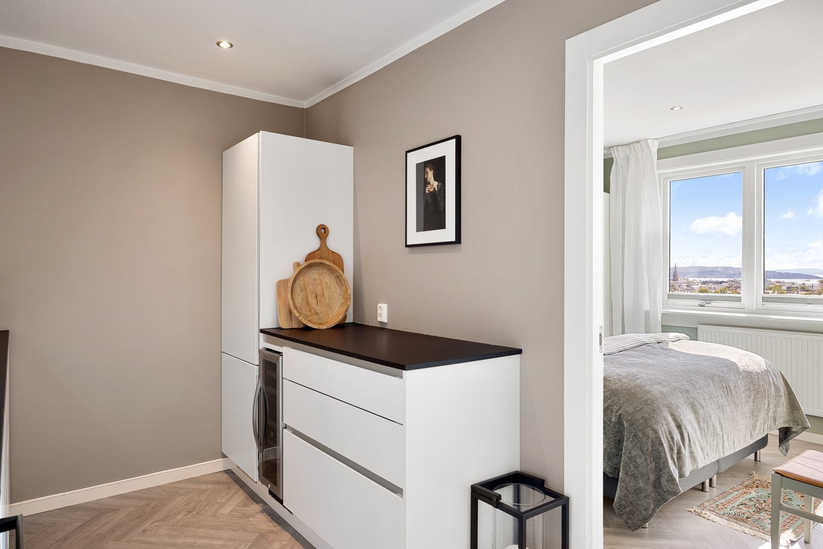 Alt av hvitevarer er integrert, inkludert oppvaskmaskin, kjøl-/fryseskap, vinskap, platetopp og stekeovn - en funksjonell og elegant løsning som gjør matlagingen både effektiv og inspirerende. Galleribilde