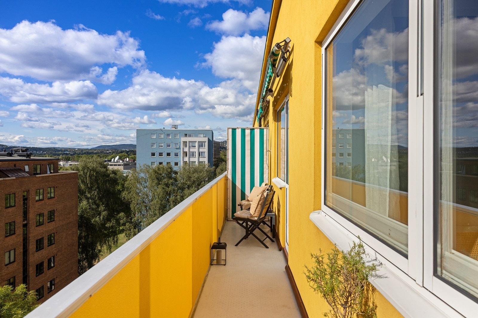 Lengden på balkongen tillater ulike sosiale soner. Galleribilde
