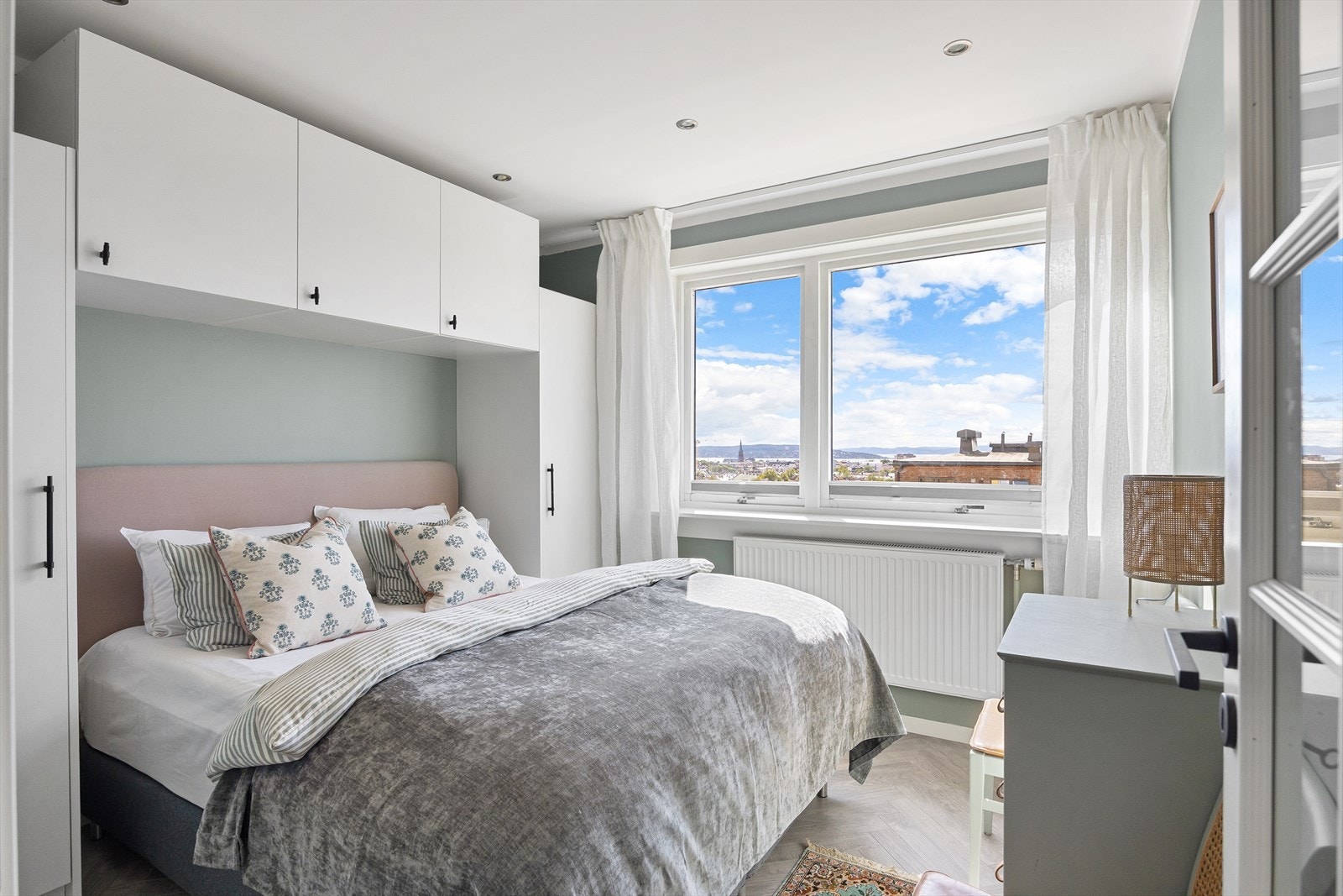 Soverommet har god plass til dobbeltseng og er innredet med plassbygde garderobeskap, som gir rikelig oppbevaringsmuligheter. Galleribilde