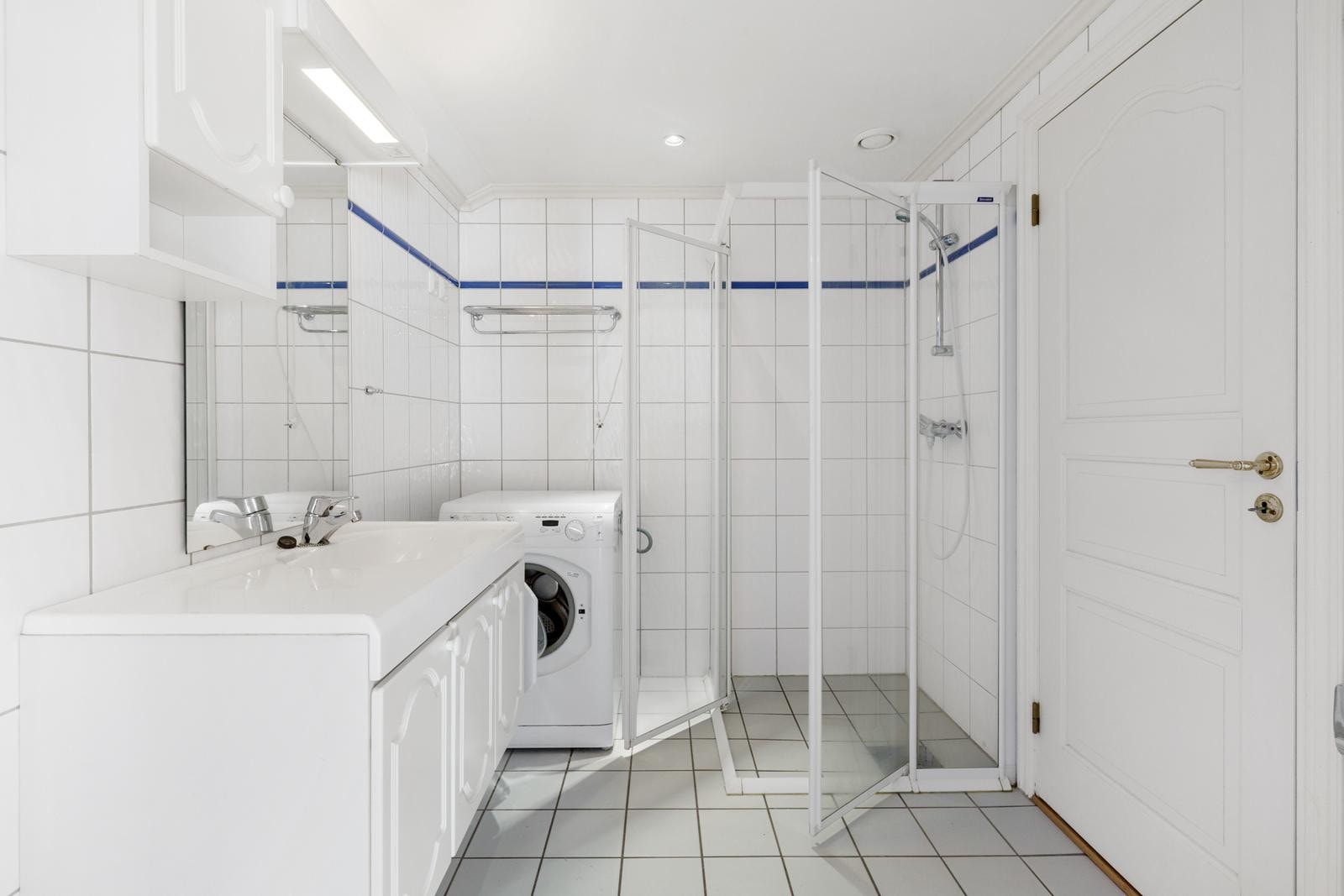 Bad med varme i gulv. Vaskemaskin følger. Downlights i tak.Tilgang fra gang og master bedroom. Galleribilde