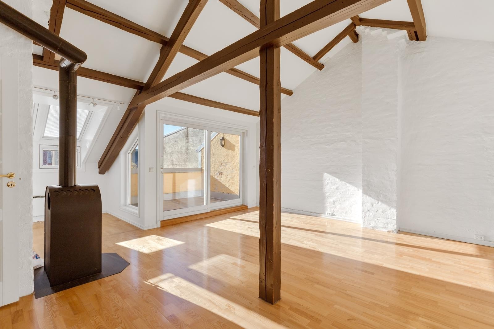 Stue med peis og utgang til solrik og fin takterrasse. Galleribilde