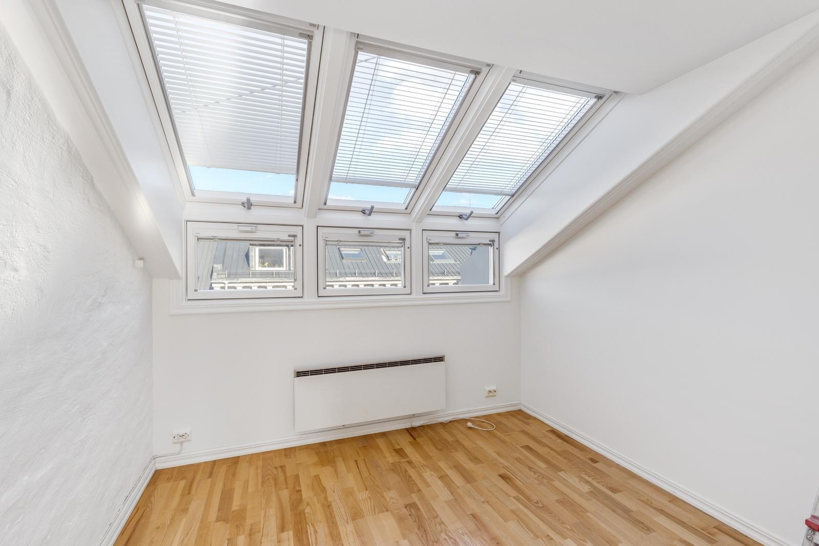 Soverom med plass til 120 seng og kommode/skap. Galleribilde