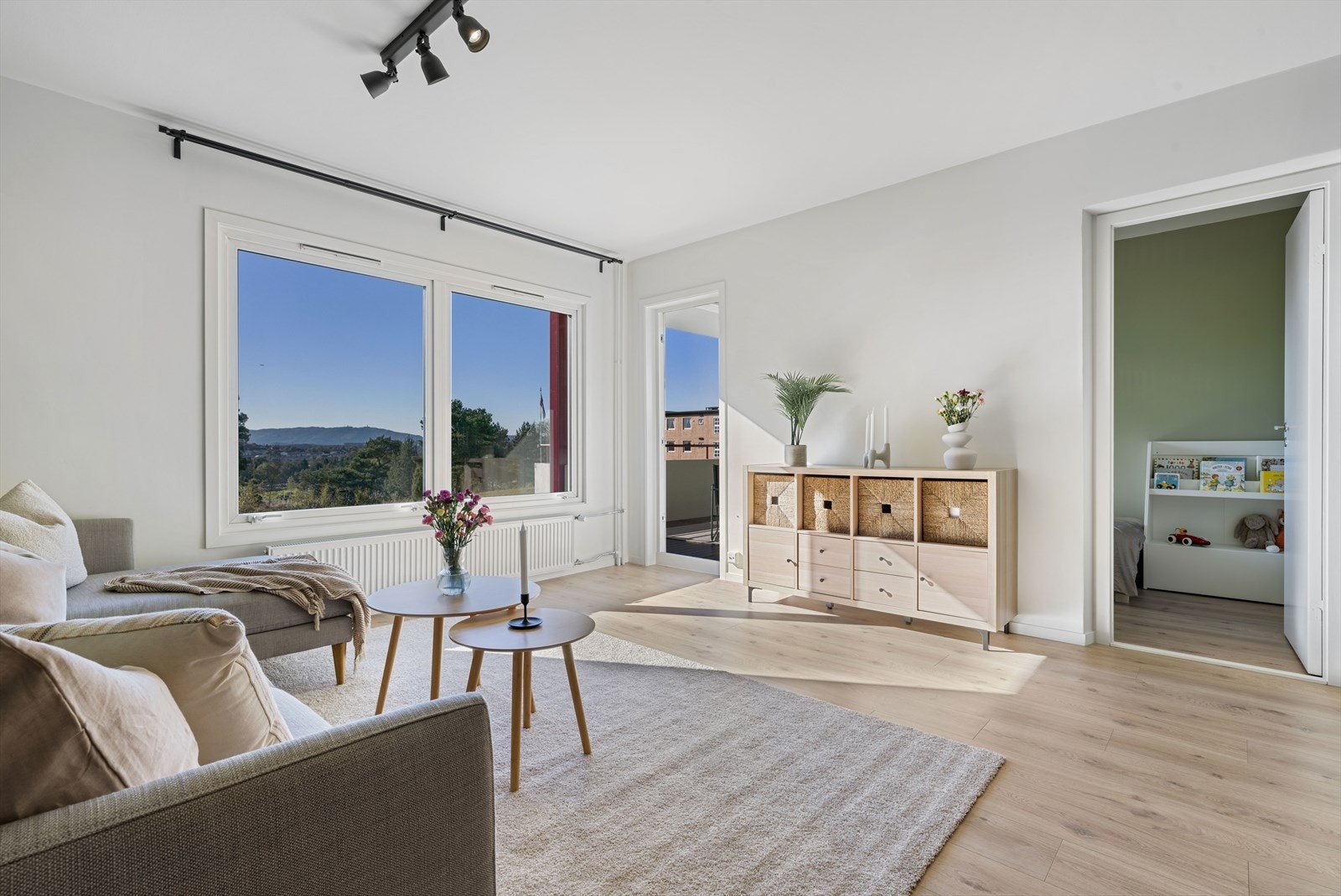 - Stuen måler 24,6m² og har god plass til ønsket møbleringsløsning - Galleribilde